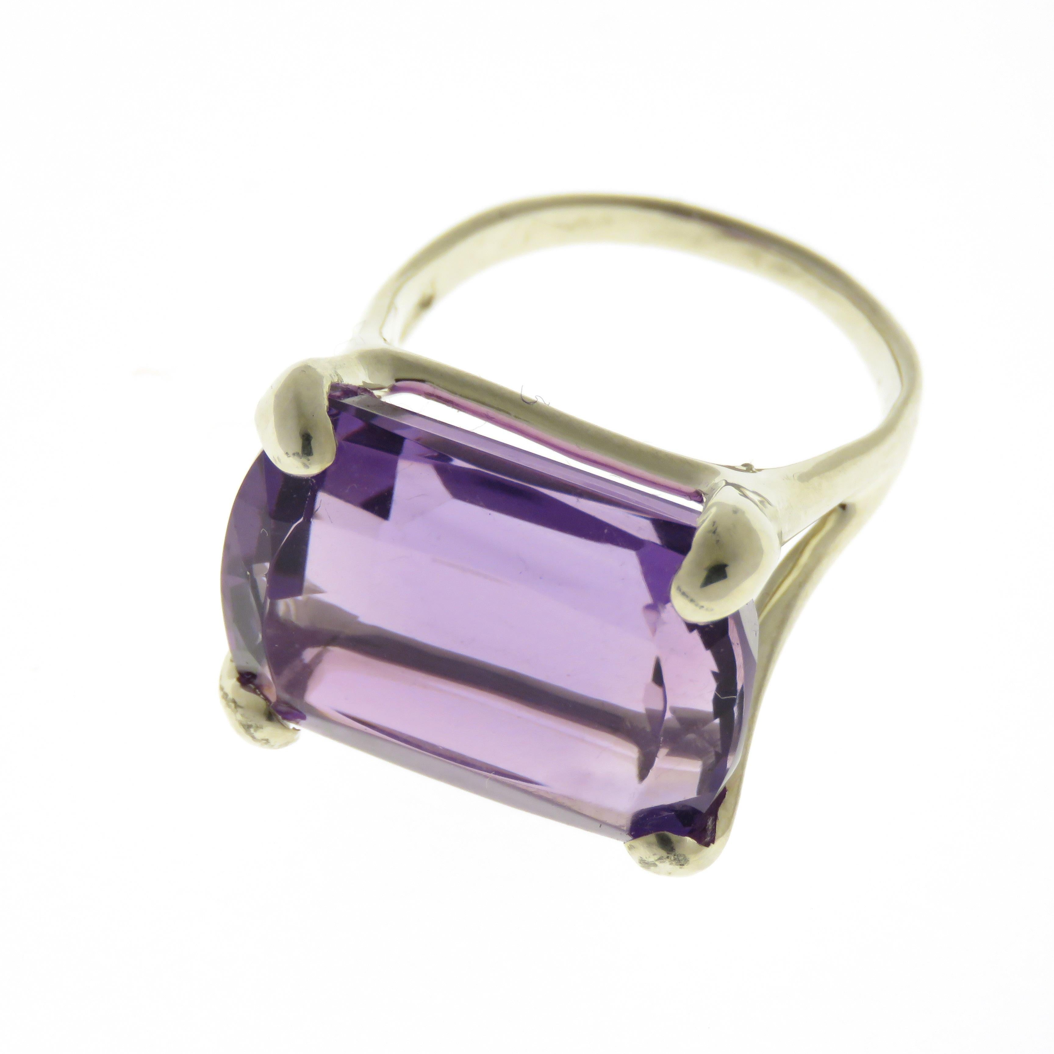 Amethyst 9 Karat White Gold Cocktail Ring Handcrafted in Italy In Excellent Condition In Milano, IT