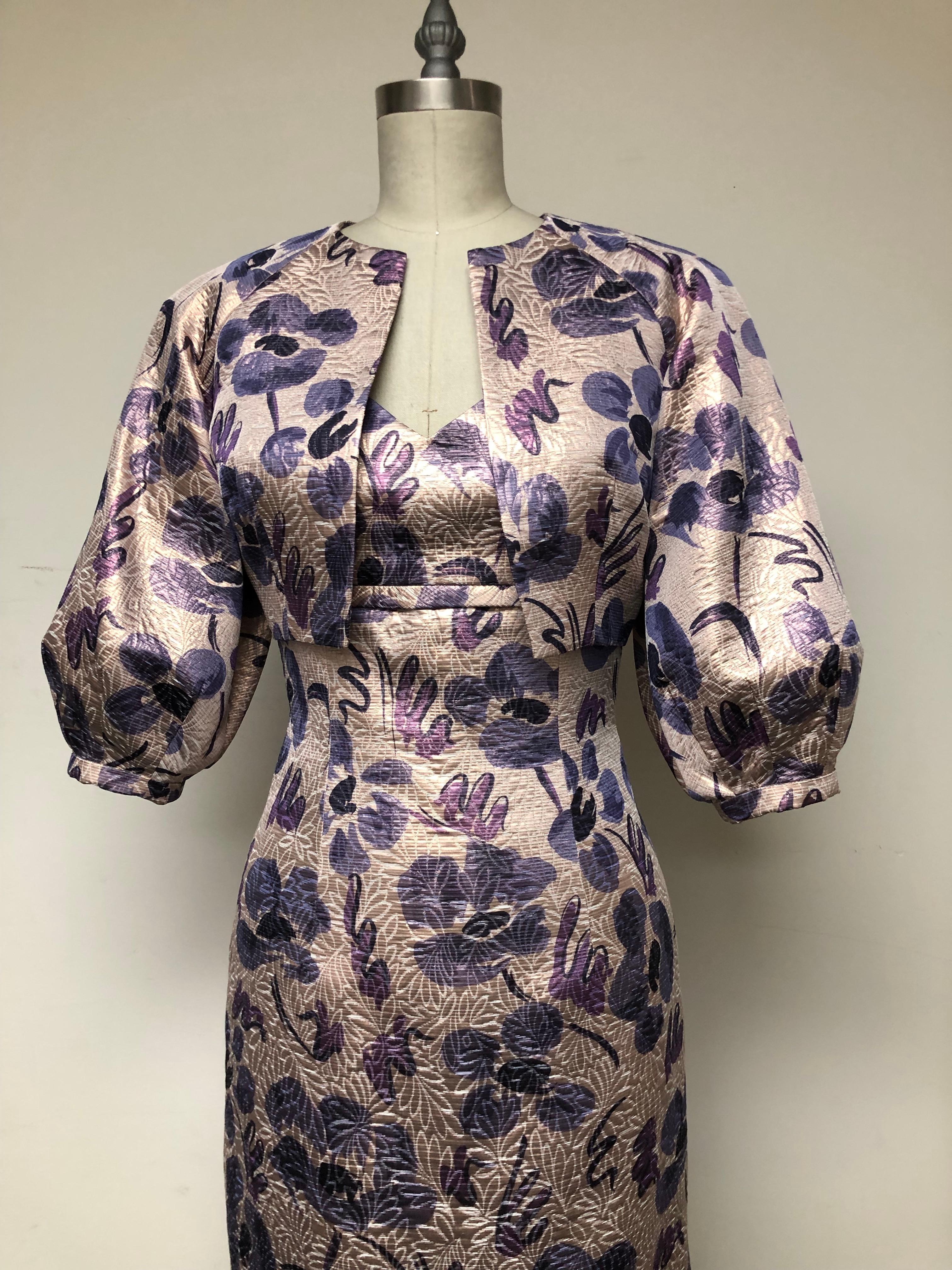 Robe col V à fleurs abstraites améthystes avec veste boléro à manches complètes assortie Excellent état - En vente à Los Angeles, CA