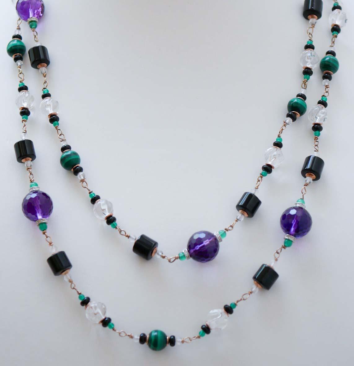 Magnifique collier à maillons en structure d'or rose 9 kt monté avec améthyste hydrothermale, agate noire, agate verte, cristal de roche,
onyx et malakite. Entre eux, des structures en or blanc 9 kt serties de diamants.
Diamants 0,53 ct
Onyx,