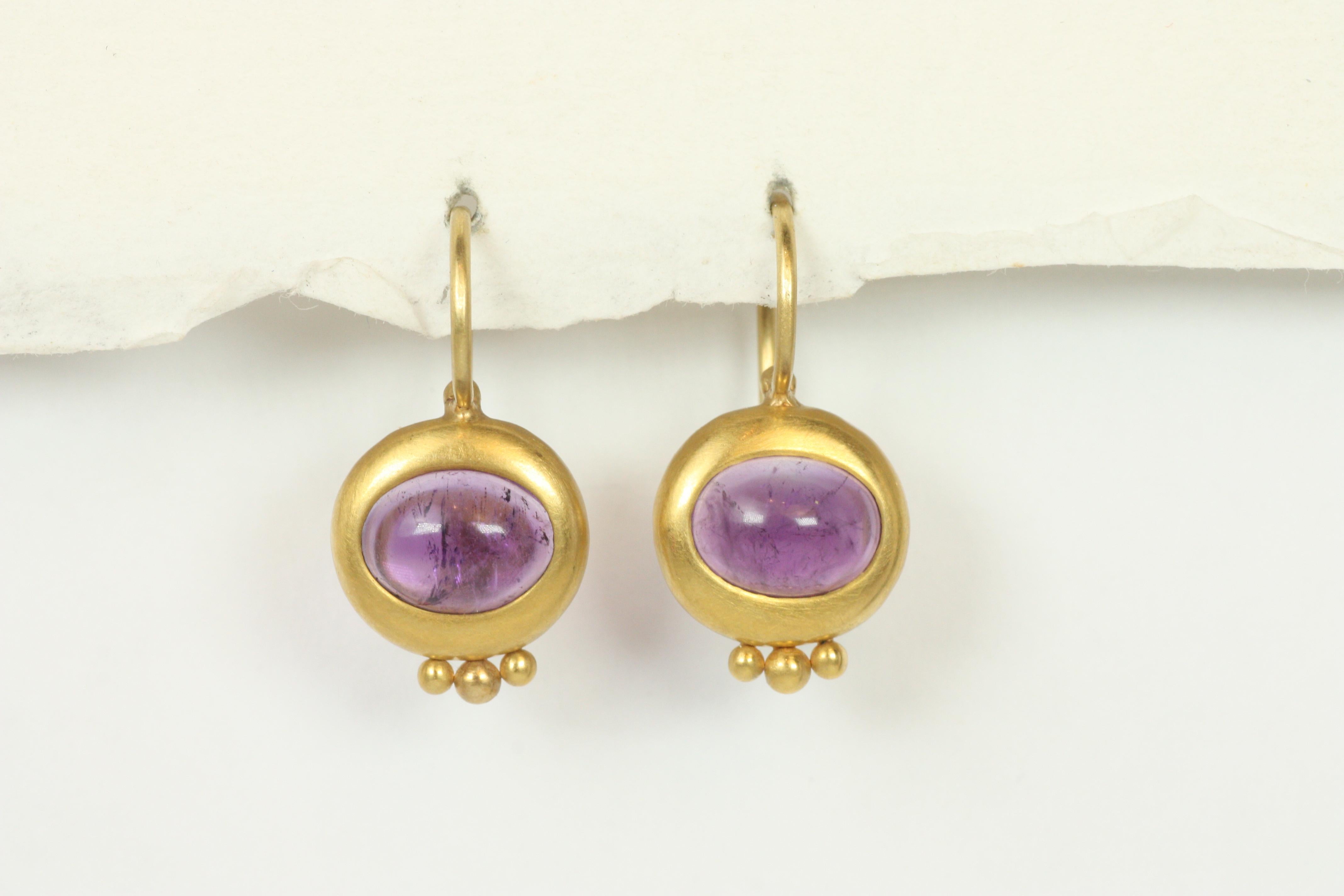 Cabochon Orecchini pendenti in oro giallo 22K con ametista antica di Bracken Jewell in vendita