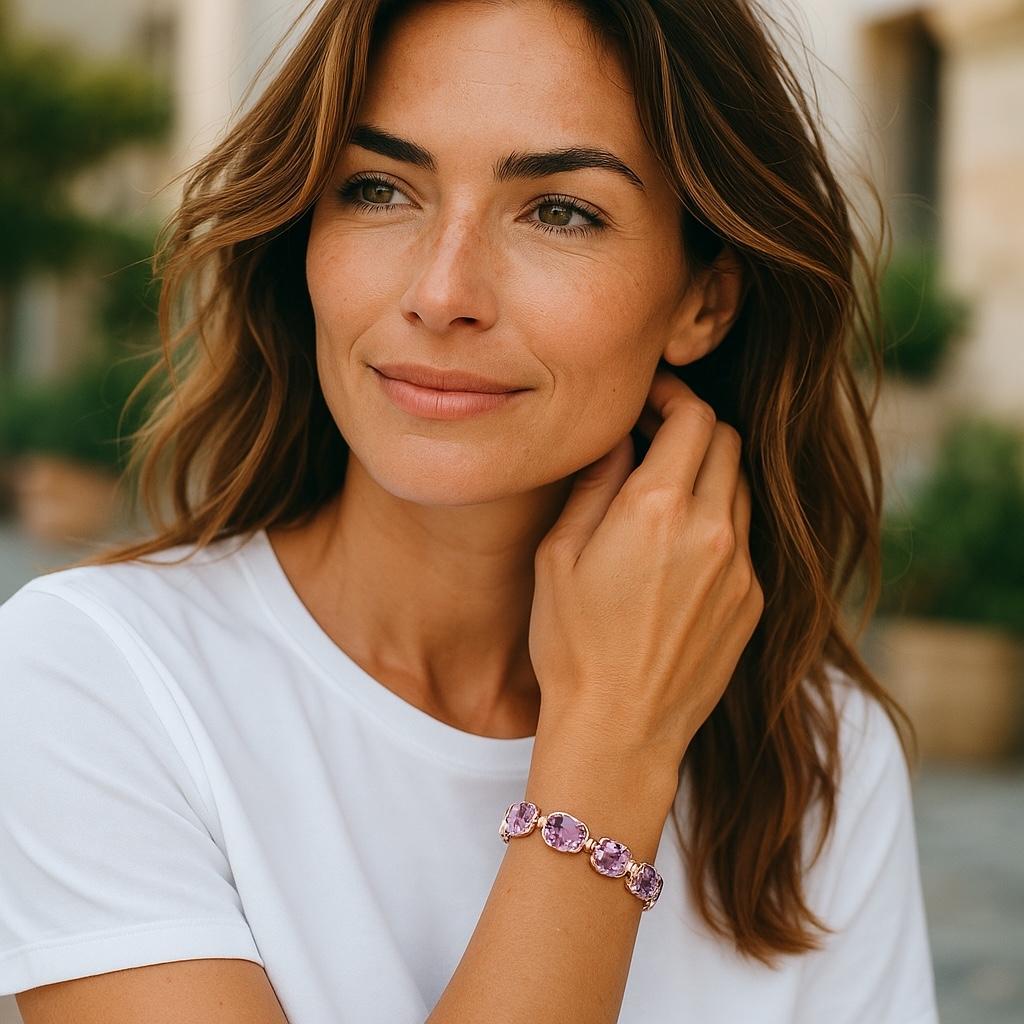 Eine klassische Verbindung von Farbe und zeitloser Handwerkskunst
Mit diesem Armband aus Amethyst und 14-karätigem Gelbgold von Vintage Line verleihen Sie Ihrem Ensemble einen königlichen Farbakzent. Mit 15 Amethysten im Ovalschliff, die für ihre