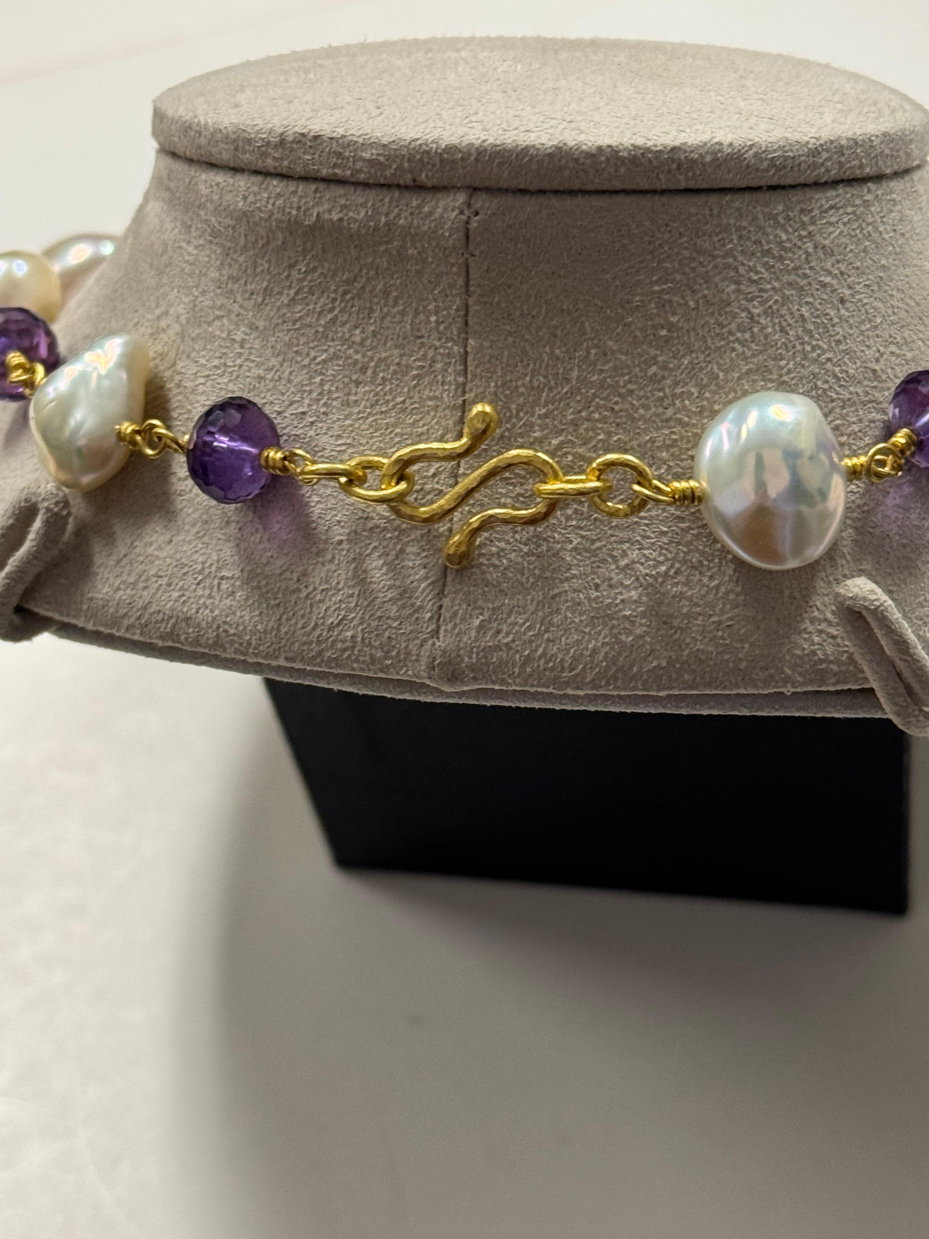 Artigiano Ametista e  Collana di perle a bottone Blush in oro 22 carati in vendita