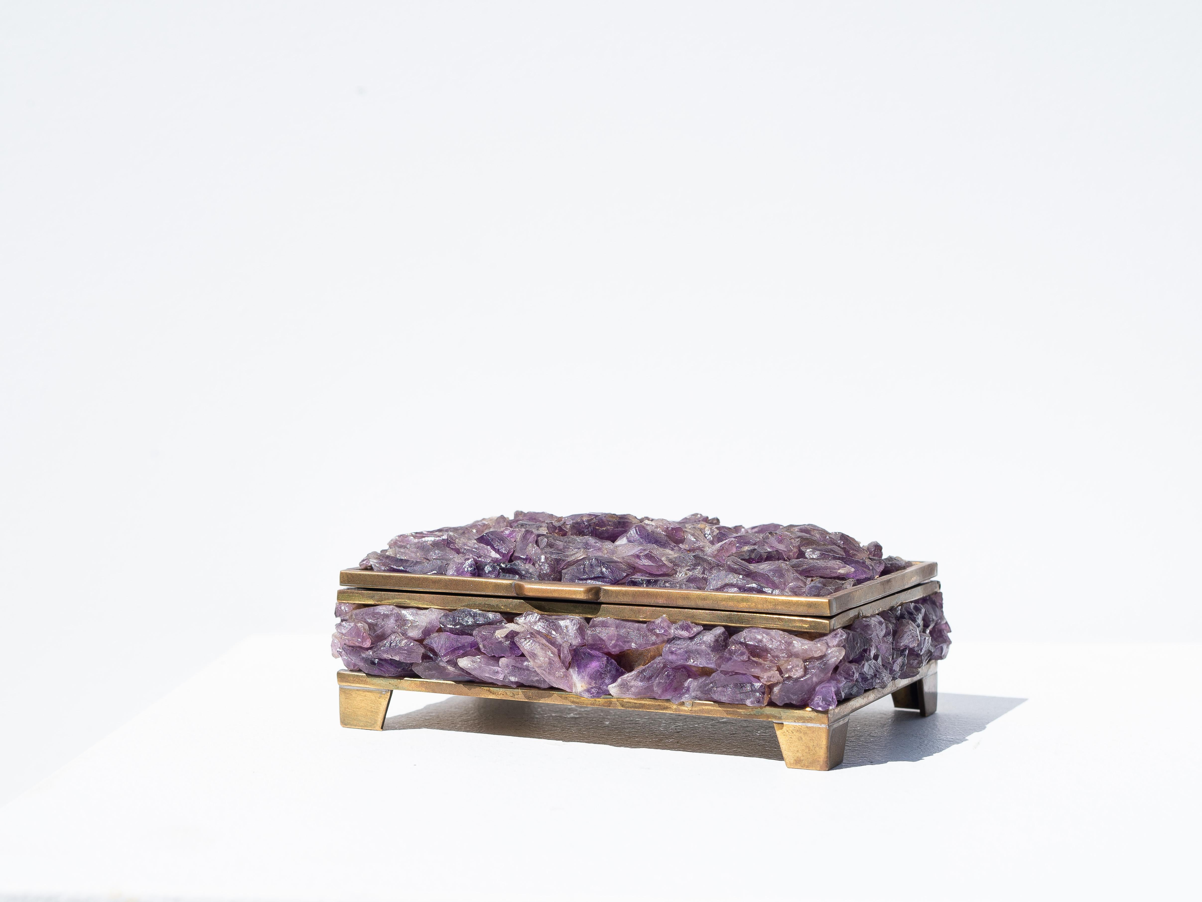 Amethyst- und Messing-Schmuckkästchen, Hollywood Regency Mineral Stone Box -  1940s

Rechteckige Messingdose, vollständig mit Amethysten im Rohschliff verziert, auf vier Füßen stehend. 

Das Innere ist mit violettem Samt ausgekleidet. 

Diese