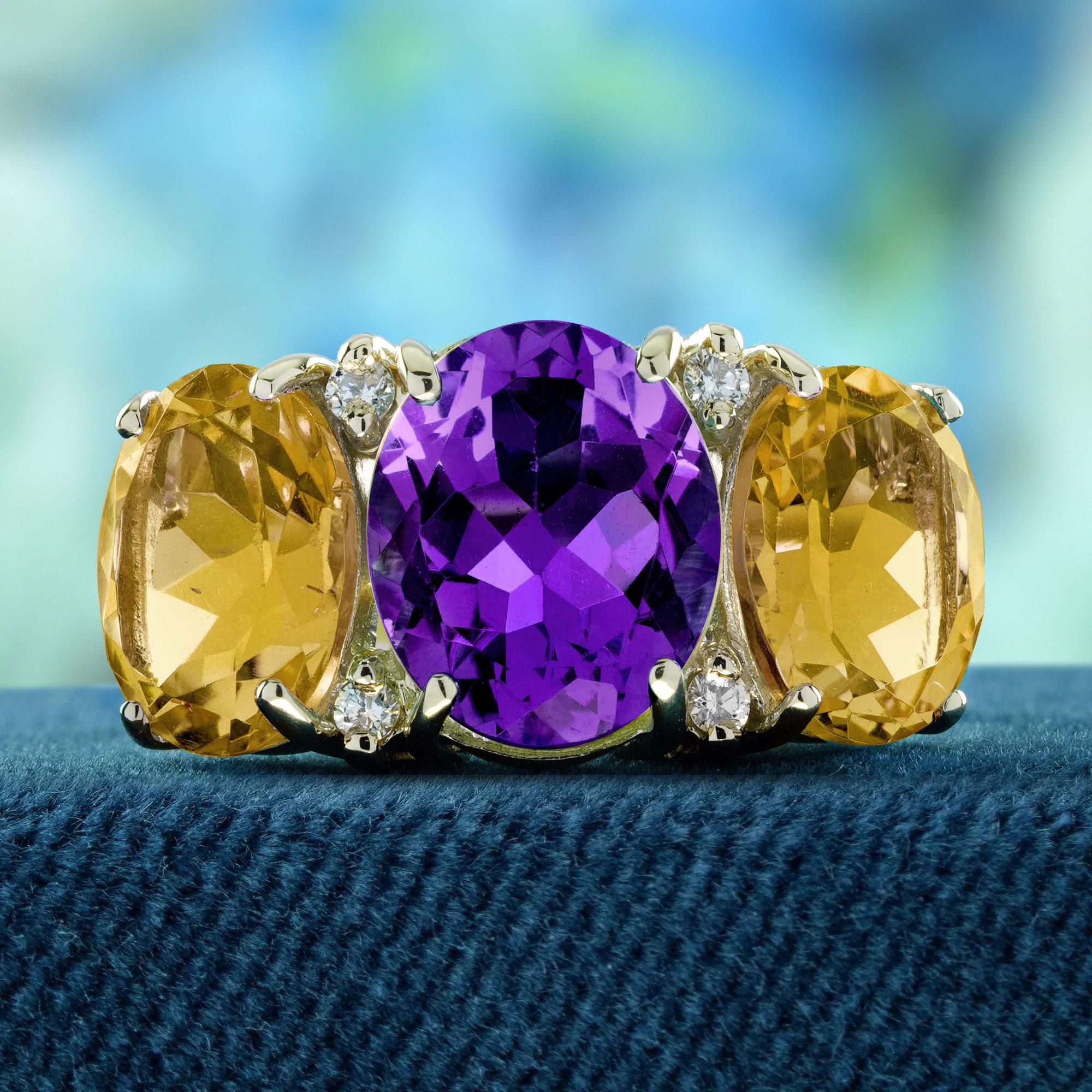 Questo anello a tre pietre con ametista naturale e diamante citrino in stile vintage presenta una splendida ametista al centro, affiancata da vivaci citrini su ciascun lato. Il ricco viola dell'ametista contrasta meravigliosamente con le calde