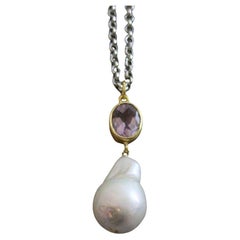 Collar de plata de ley con amatista y perla barroca cultivada de agua dulce