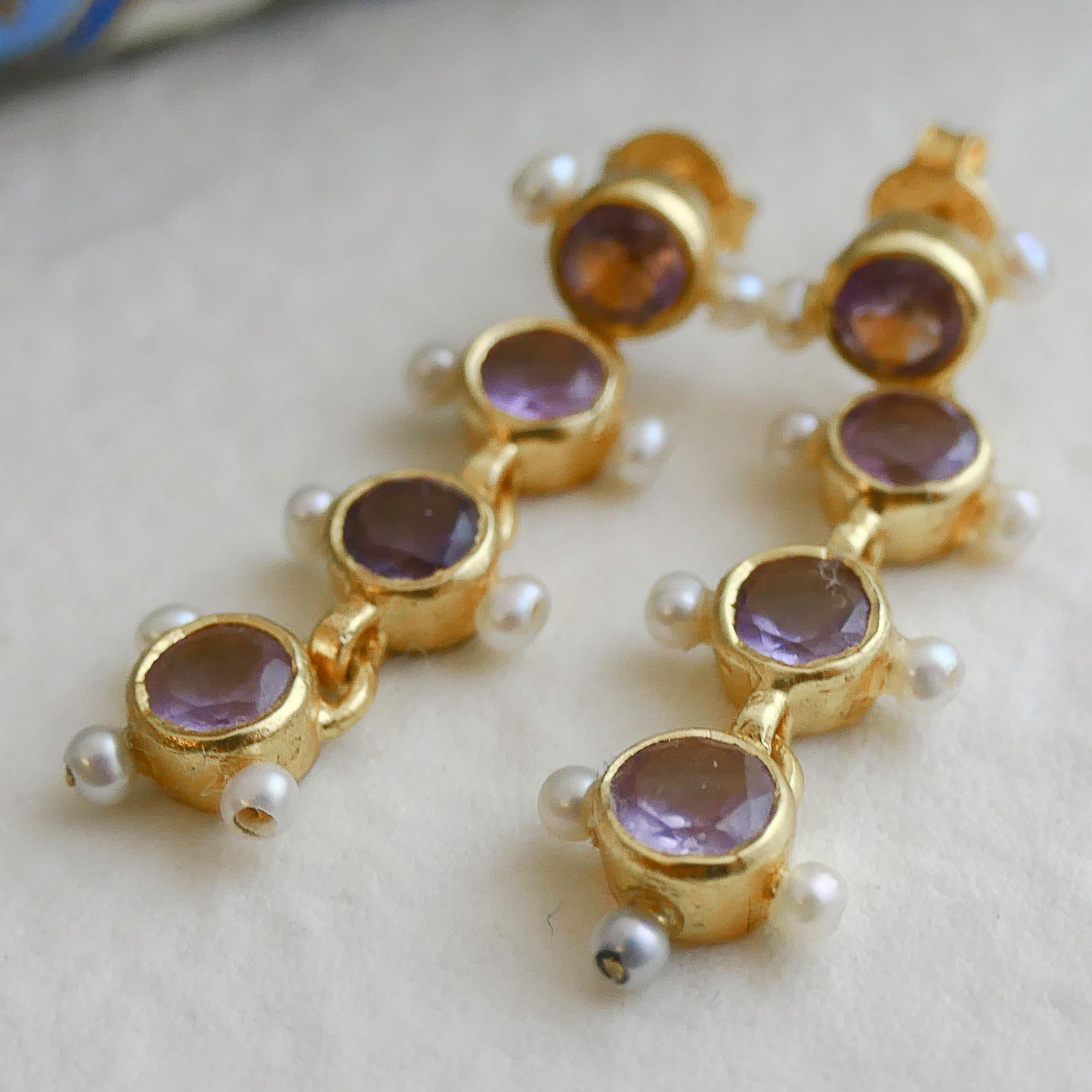 5mm amethyst and small freshwater pearls are set in gold plated sterling silver. The length is 3.5 cm