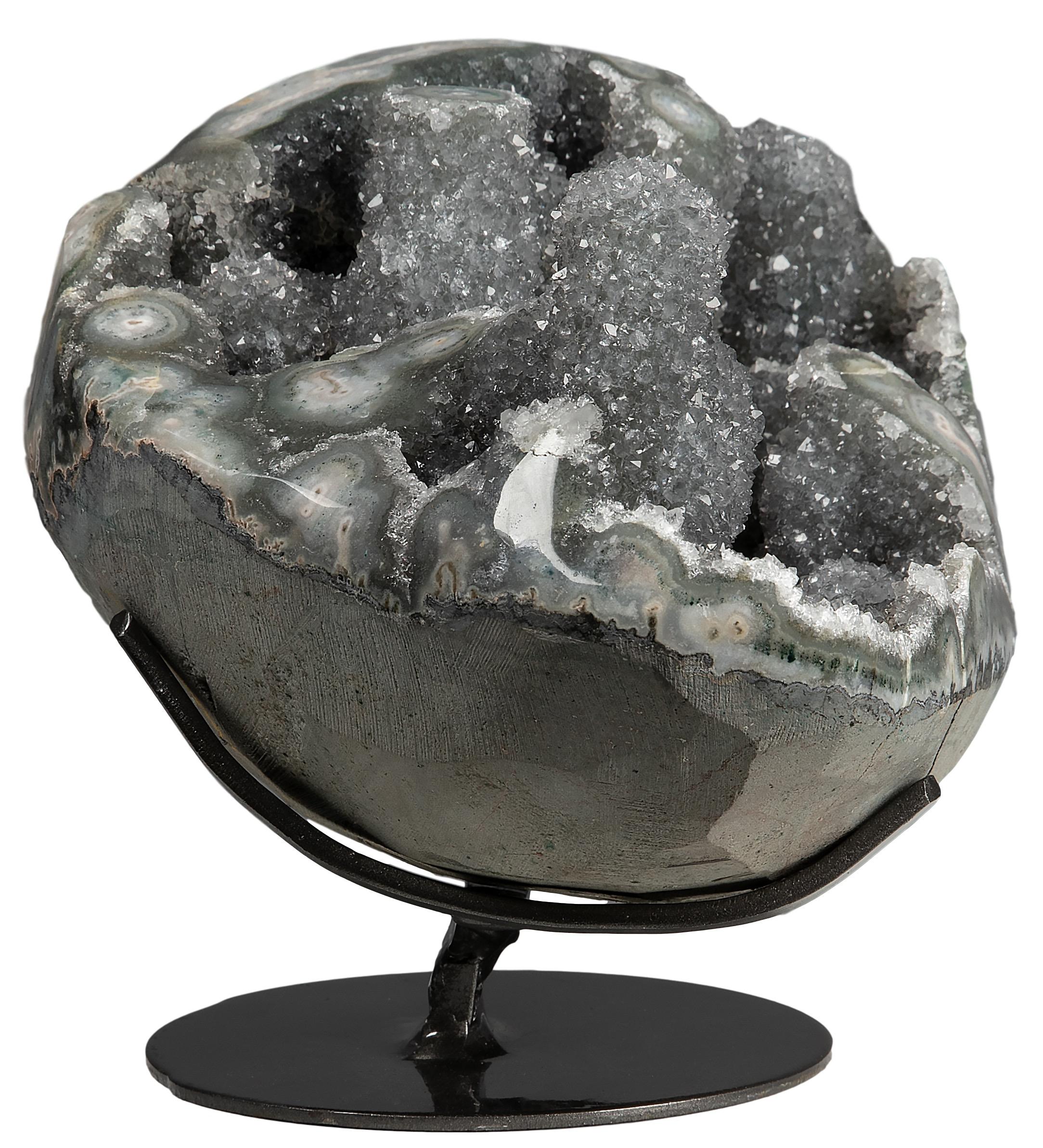 Diese beeindruckende Halbgeode besteht aus blaugrauem Drusus mit schönen, mehrfachen Stalaktitenformationen. 

Die Kanten dieses schönen mineralogischen Stücks wurden poliert, so dass man eine Schicht aus grünem Celadonit, cremefarbenem und grauem