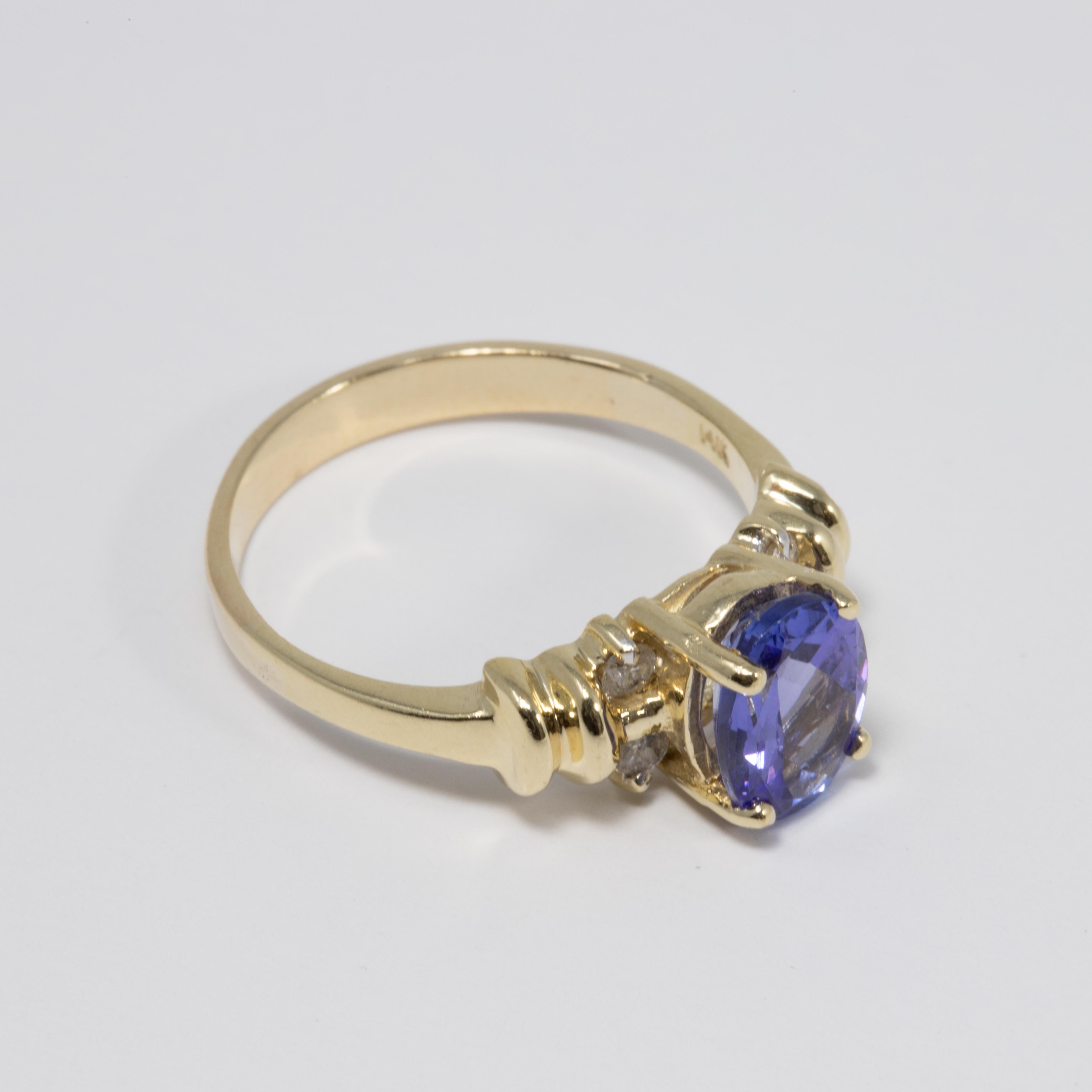 Amethyst and Diamond 14 Karat Yellow Gold Ring, Solitaire Prong Setting In Good Condition For Sale In Milford, DE