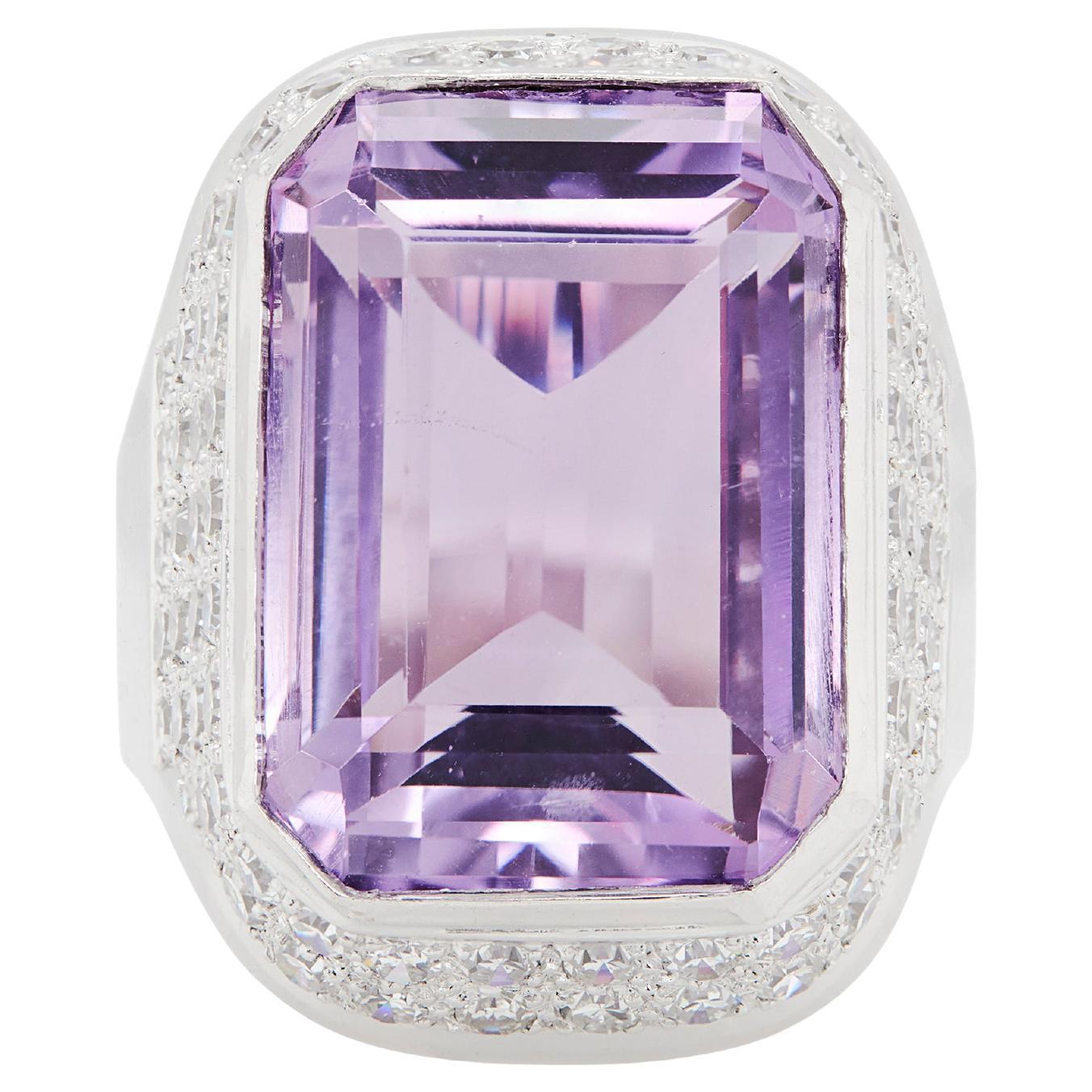 Anillo de cóctel grande de oro blanco de 18 quilates con amatista y diamantes