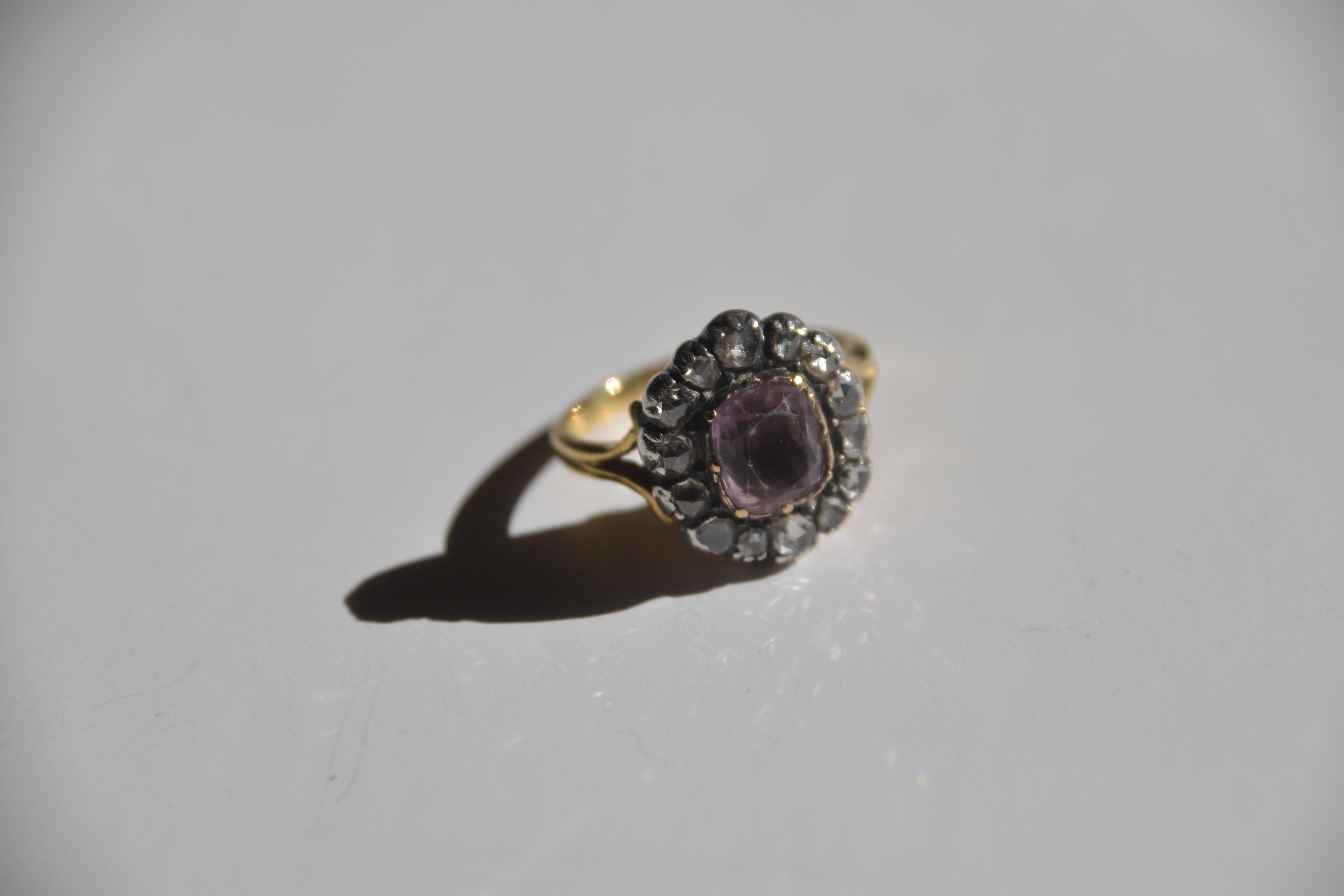 Anello con ametista e diamanti a grappolo, inizio XIX secolo In condizioni buone in vendita a London, GB