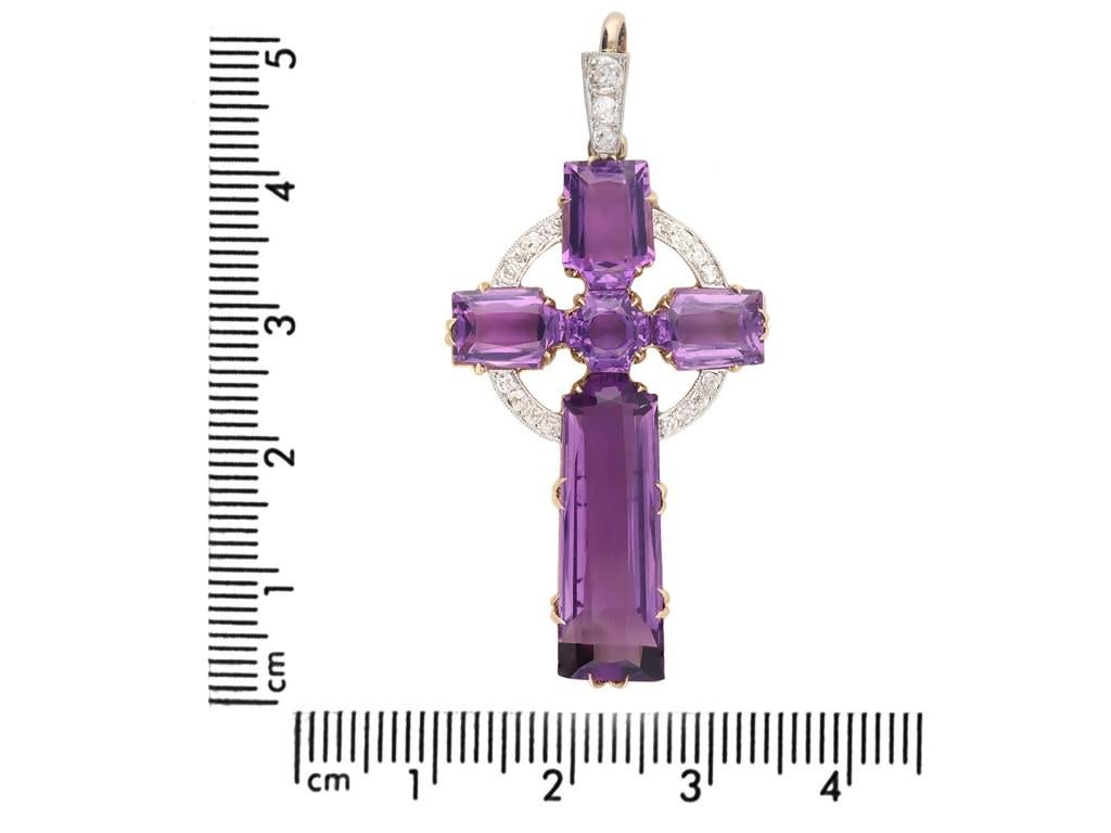 Taille mixte Pendentif en forme de croix en améthyste et diamant, vers 1920. en vente