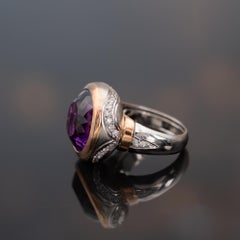 Zweifarbiger Cocktailring mit Amethyst und Diamant