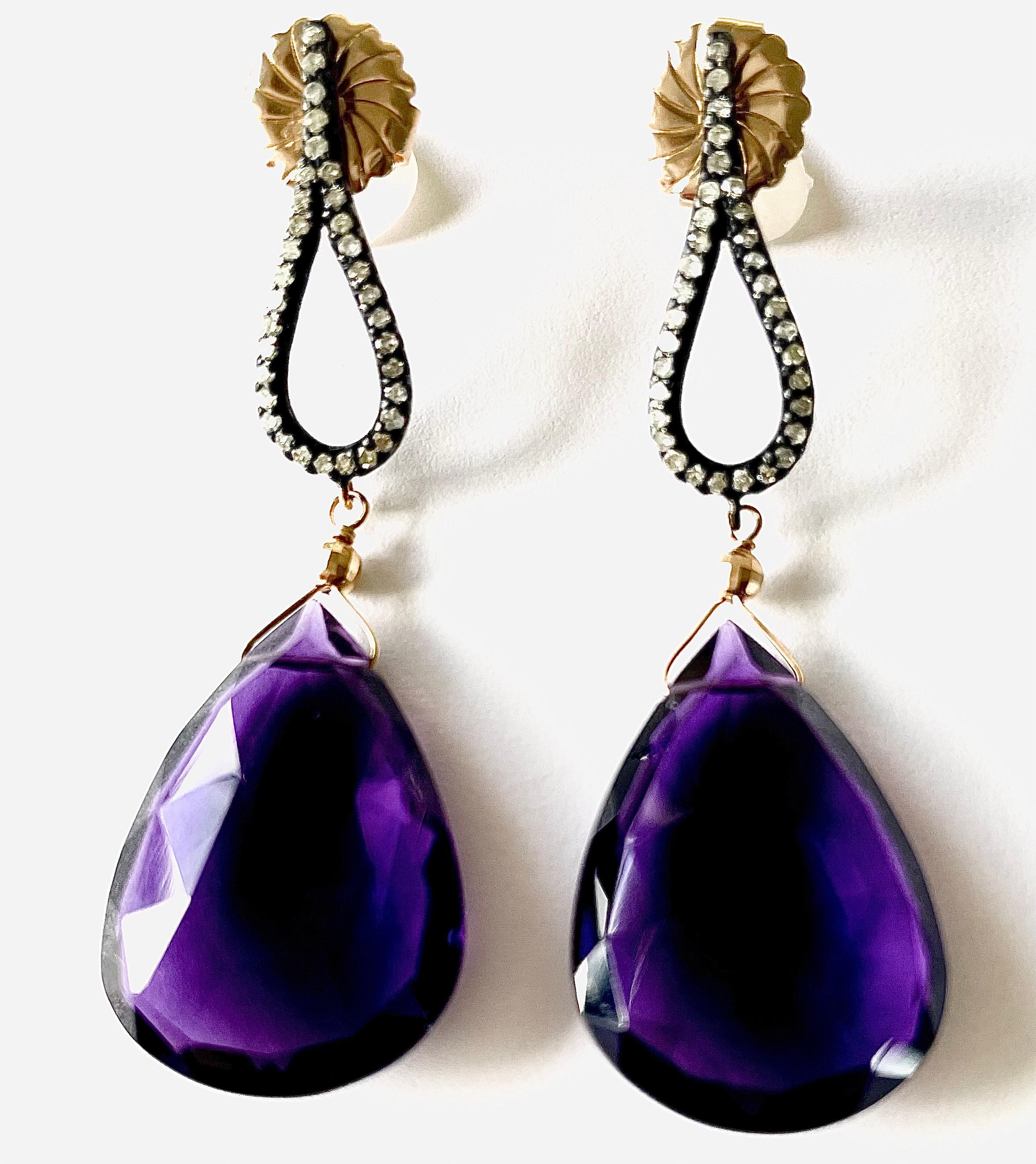 Beschreibung
Große Amethyst facettiert Tropfen 44ct, Pave Diamant Schwarz Rhodium Sterling Silber Ohrringe, mit Gelbgold kontrastiert.
Artikel # E3067

Materialien und Gewicht
Amethyst, 26 x 28 mm, 44 Karat, Tropfenform.
Pave-Diamanten.
Pfosten und