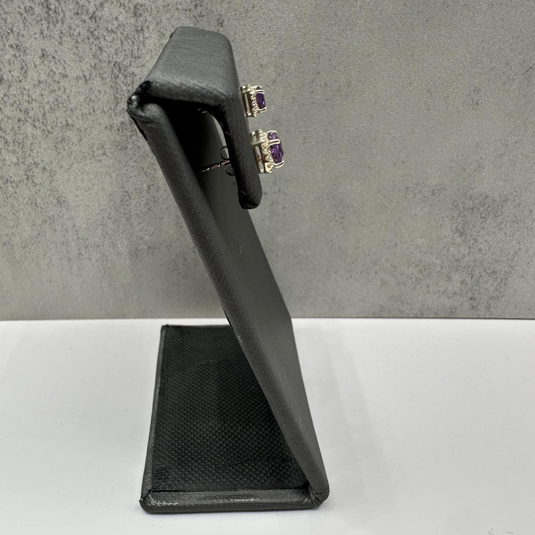 Taille coussin Boucles d'oreilles améthyste et diamant en or jaune 10kt - 0.15ctw, taille coussin, New en vente