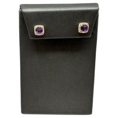 Boucles d
oreilles améthyste et diamant en or jaune 10kt - 0.15ctw, taille coussin, New