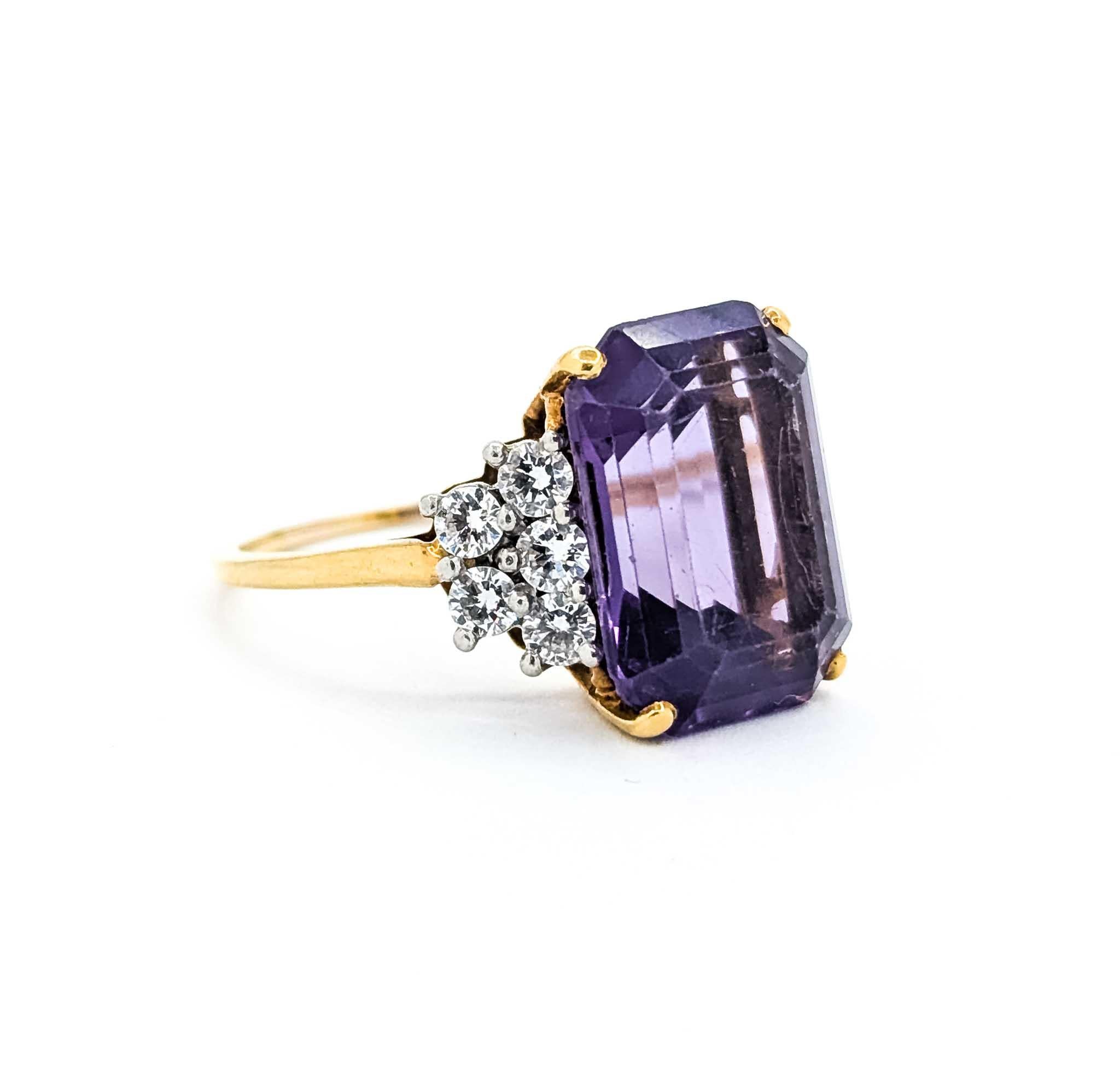 Bague en or avec améthyste et diamant

Voici cette magnifique bague en améthyste réalisée en or jaune 18 carats, qui présente un mélange exquis d'élégance et de sophistication. La bague est ornée d'une améthyste captivante de 9,75 carats, solidement