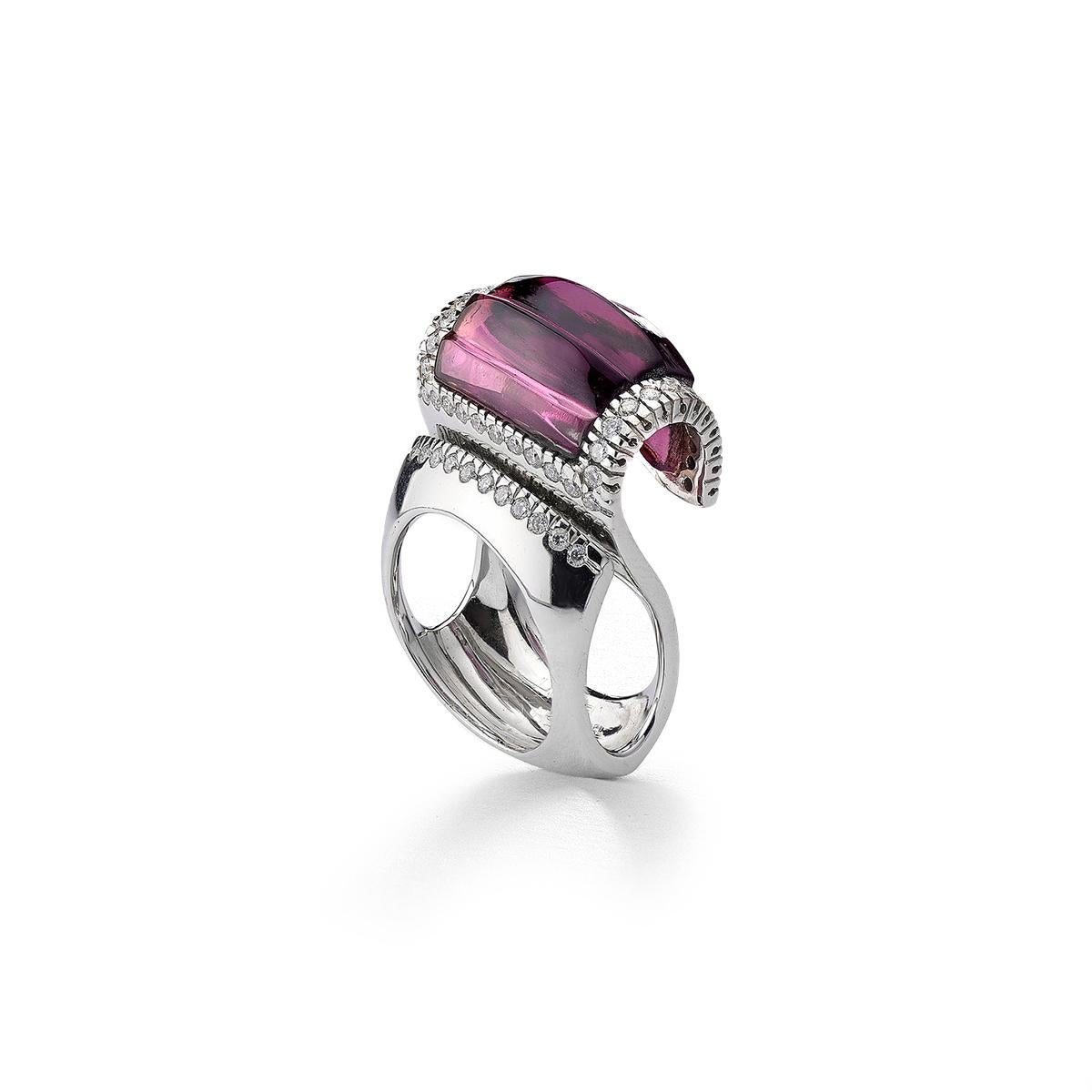 Ring in 18kt white gold set with 46 diamonds 0.70 cts and one amethyst 11.29 cts Size 55          
