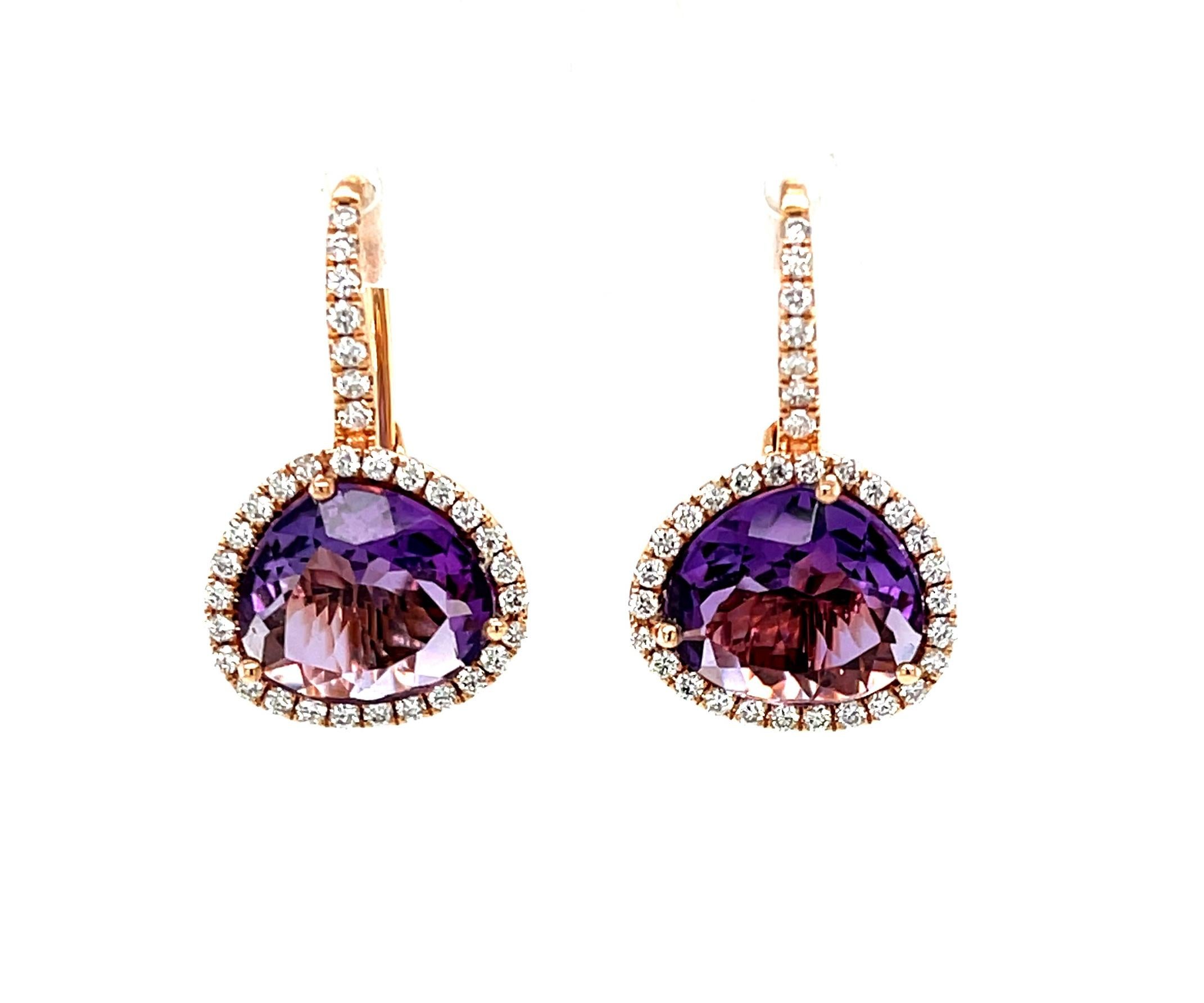 Questi eleganti orecchini di pietre preziose sono caratterizzati da splendide ametiste di oltre 2 carati ciascuna. Le ametiste sono di un delicato colore viola chiaro, incorniciate da scintillanti aloni di diamanti che rendono questi orecchini