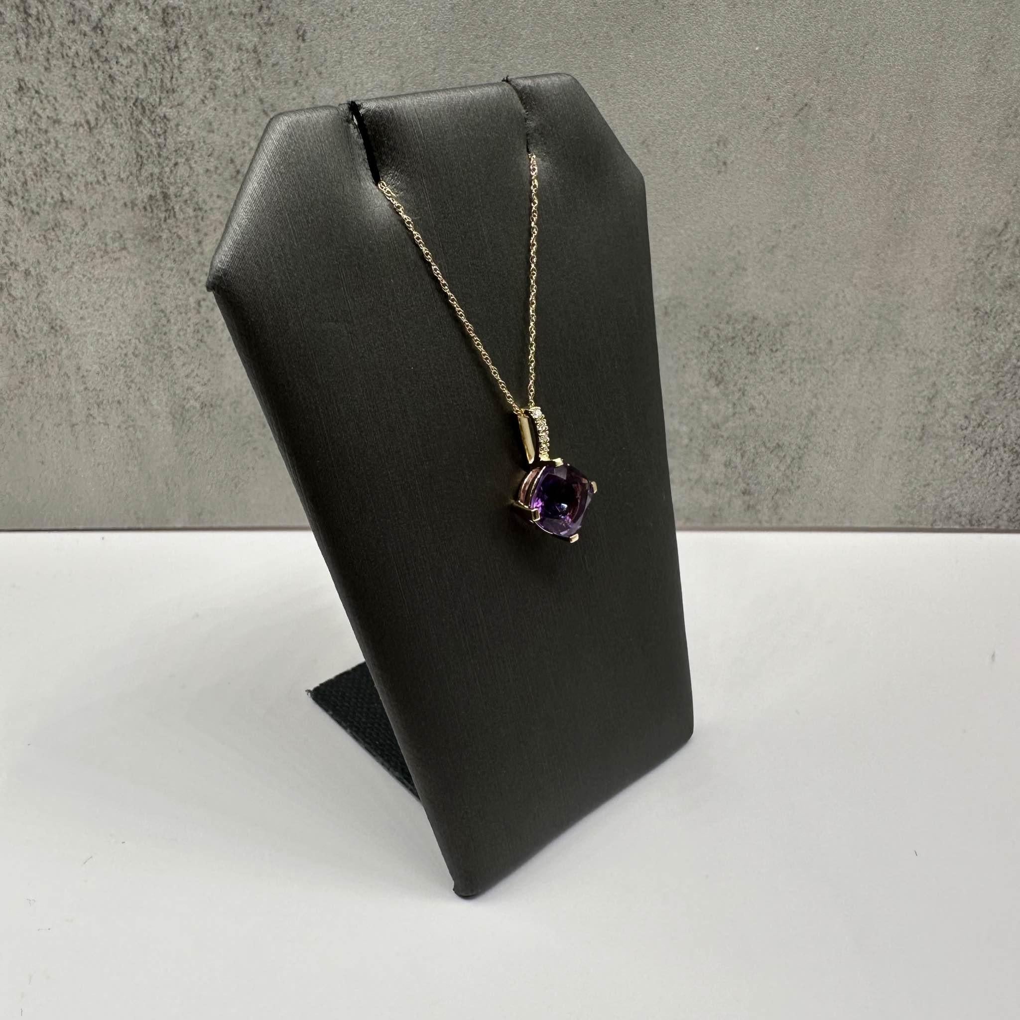 Questa elegante collana di ametista e diamanti in oro giallo 10 carati presenta un'ametista di 8 mm con taglio a cuscino, completata da 0,04 carati di diamanti naturali GH SI2-I1 a taglio singolo. La lunghezza di 18 pollici si adatta comodamente