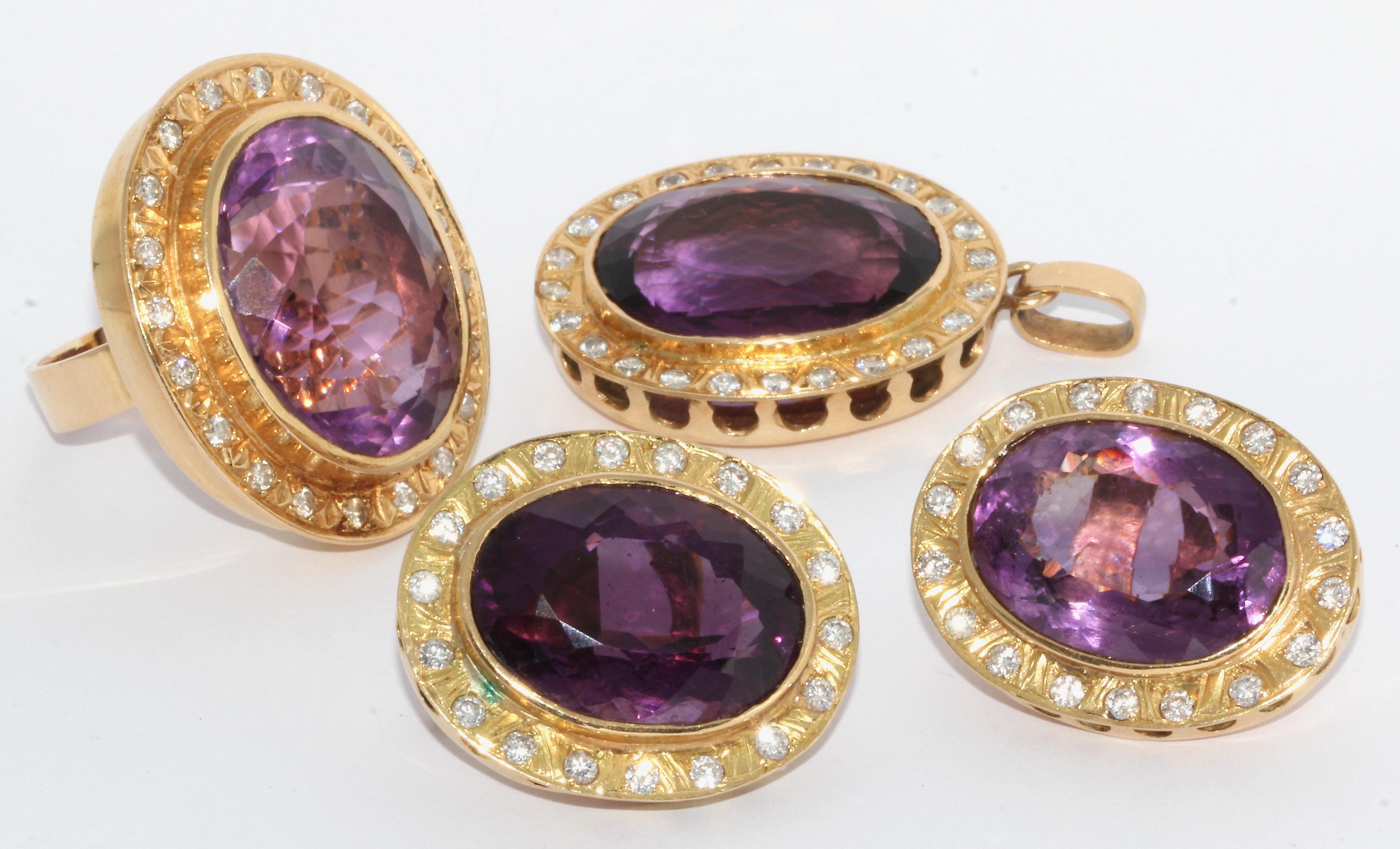 Beautiful amethyst set, consisting of a pendant, ear clips and ring. Set with diamonds. 18 Karat gold.

Dimensions earrings (each): 30.5 mm x 24 mm. The second ear clip is slightly larger than the other.

Dimensions pendant: (without eyelet): 33.5