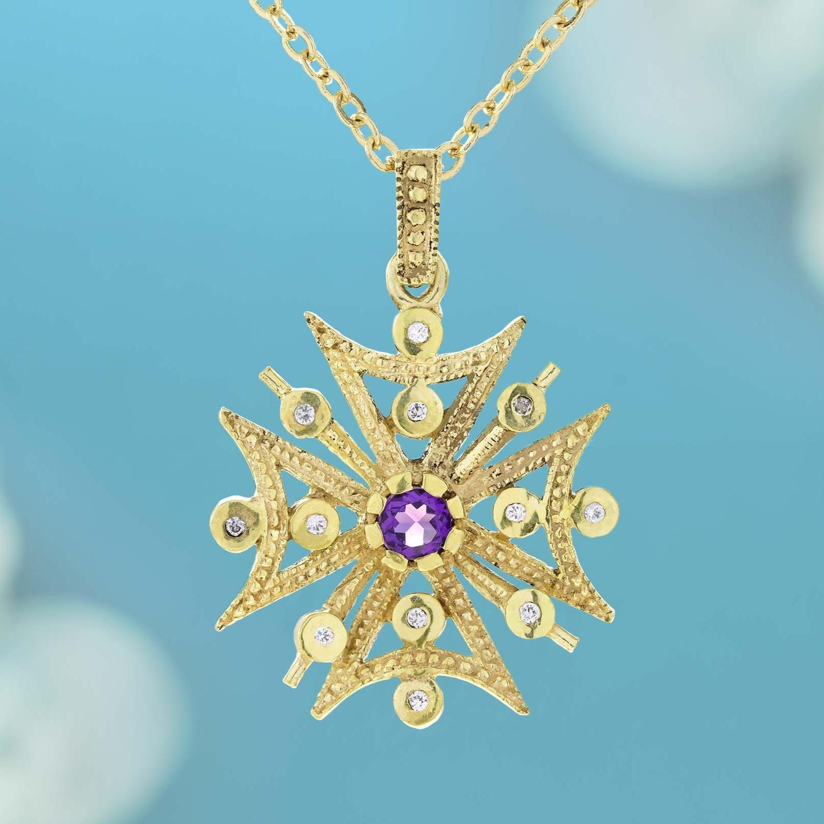 Ein atemberaubender natürlicher Amethyst in der Mitte, der seinen satten violetten Farbton ausstrahlt. Der Amethyst ist von zarten, schneeflockenähnlichen Details umgeben, die von funkelnden Diamanten akzentuiert werden und einen Hauch von