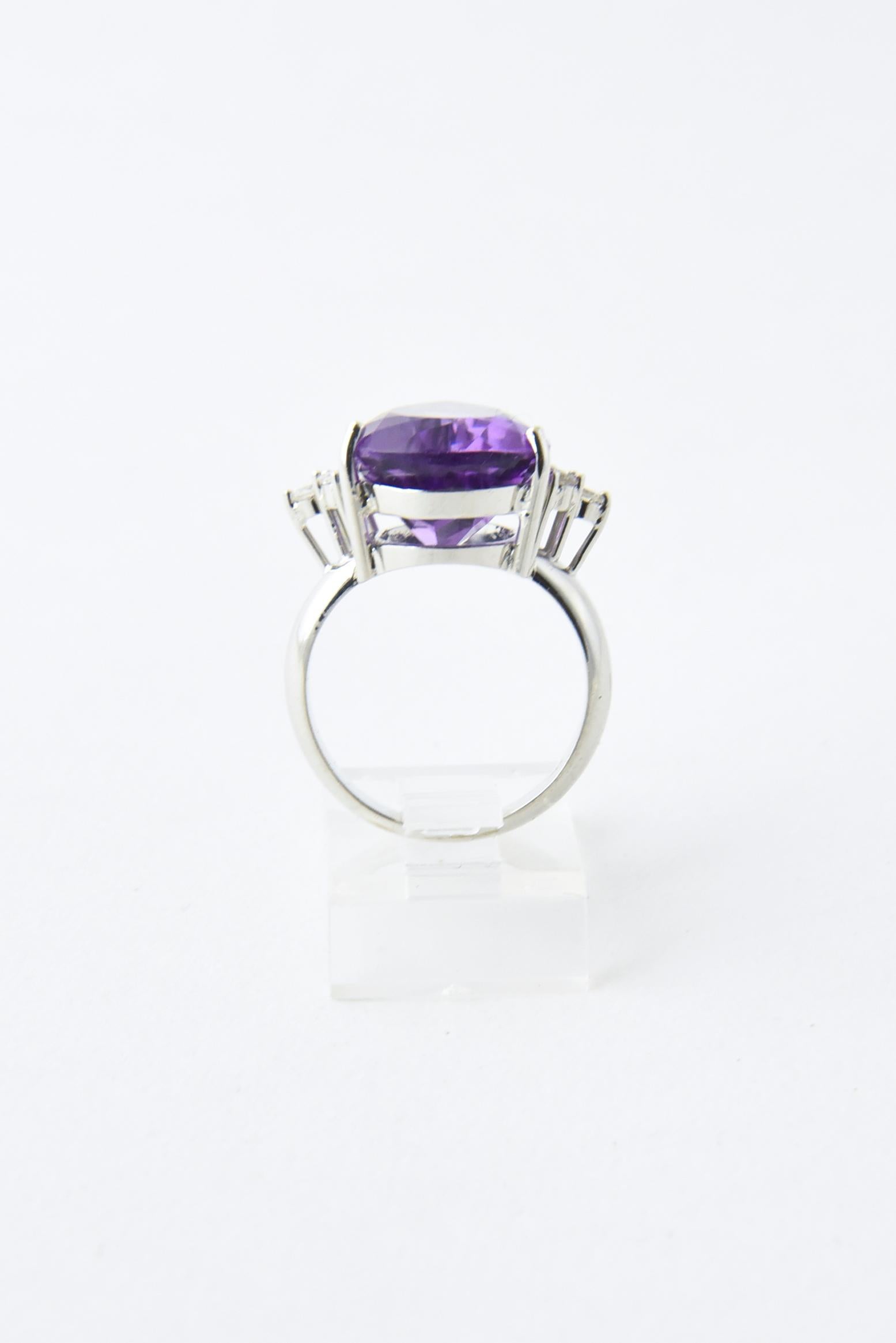 Cocktailring aus Weißgold mit Amethyst und Diamant im Angebot 1