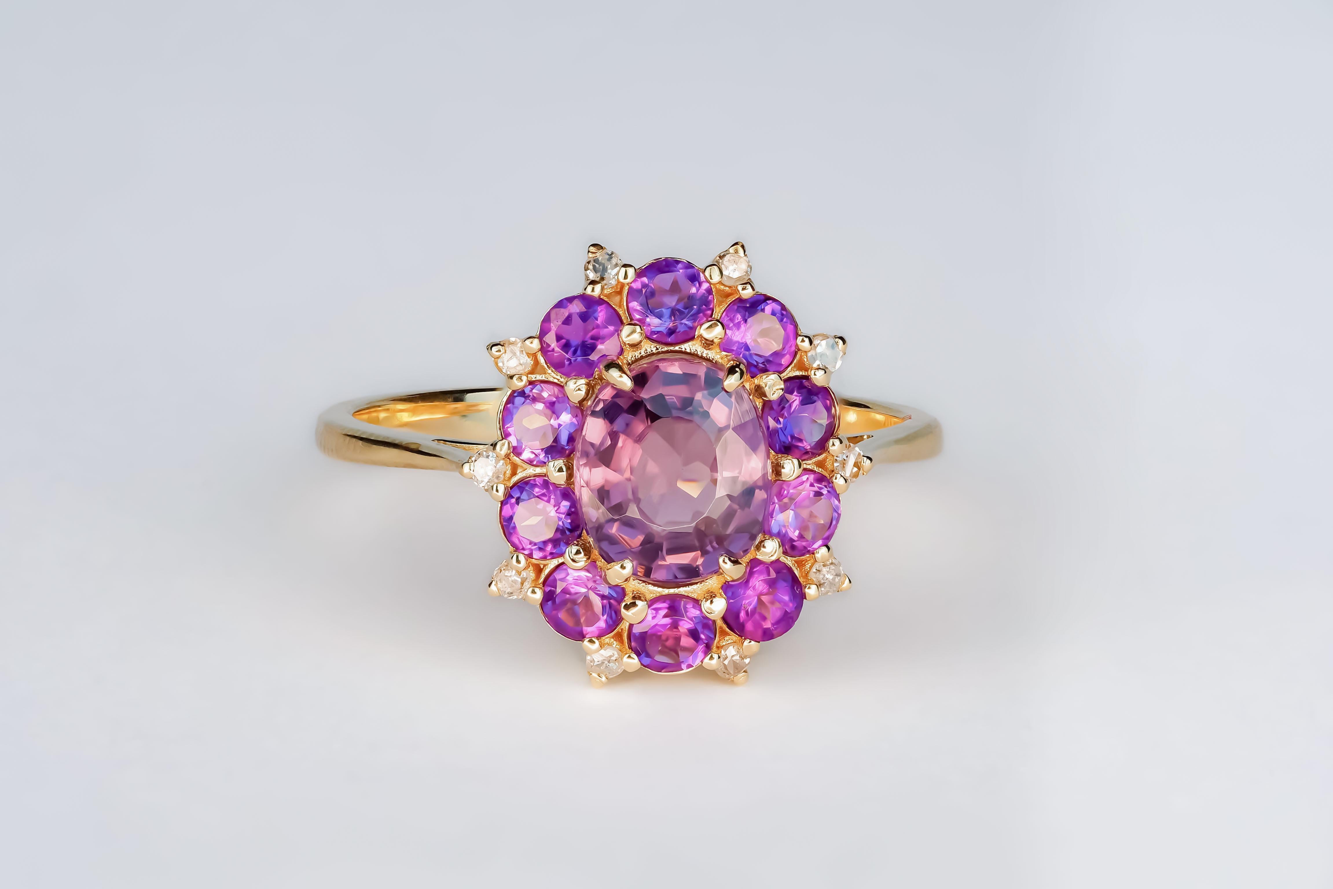 Ring mit Amethysten und Diamanten aus 14 Karat Gold.  

Gesamtgewicht: 3 g. abhängig von der Größe
Zentraler Stein: Amethyst
Gewicht - 2 ct. 
Ovaler Schliff, Farbe - lila
Klarheit: Transparent mit Einschlüssen
Steine in der Umgebung:
Amethyst: 10