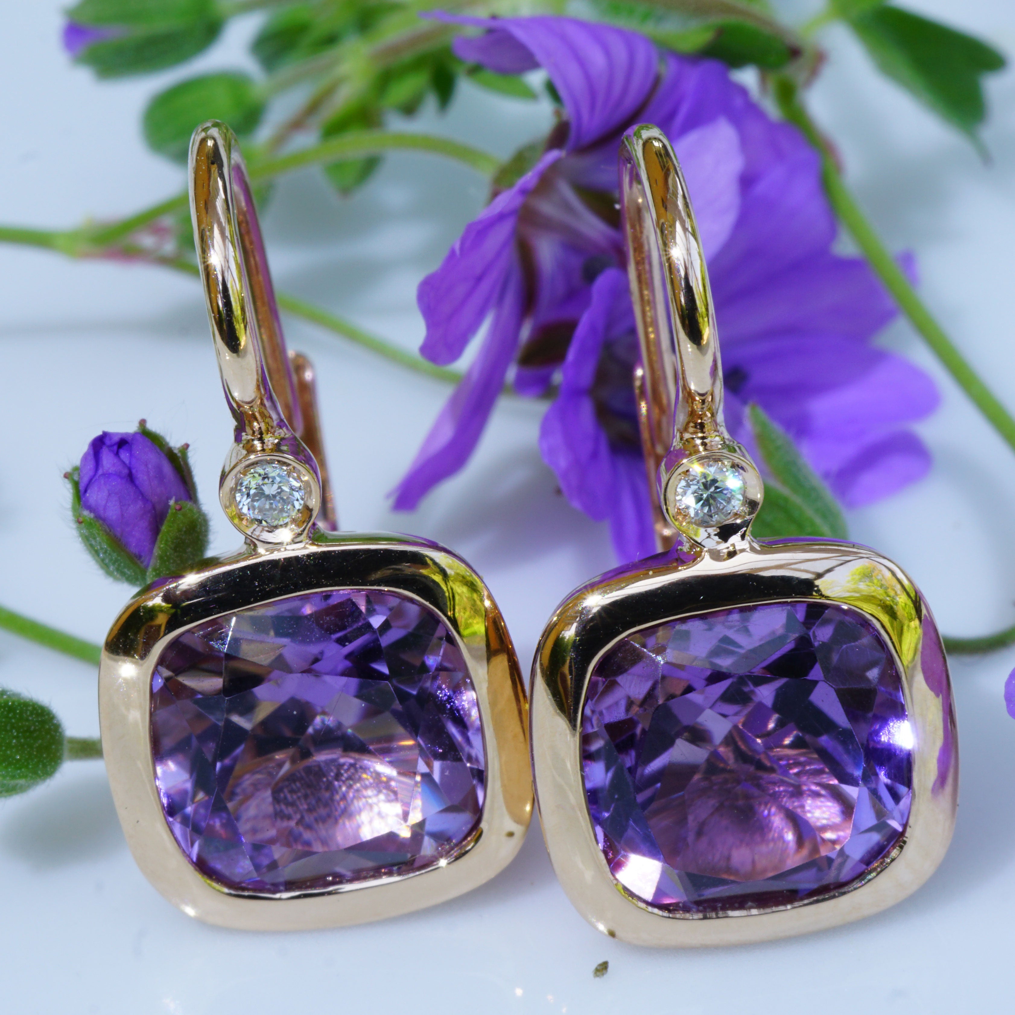 Earrings of high quality made in a traditional Italian goldsmith in Valenza, each a lilac-colored square Brazilian amethyst total approx. 5.73 ct, translucent underlined in a noble diamond-shaped openwork pattern, two full-cut brilliant-cut diamonds