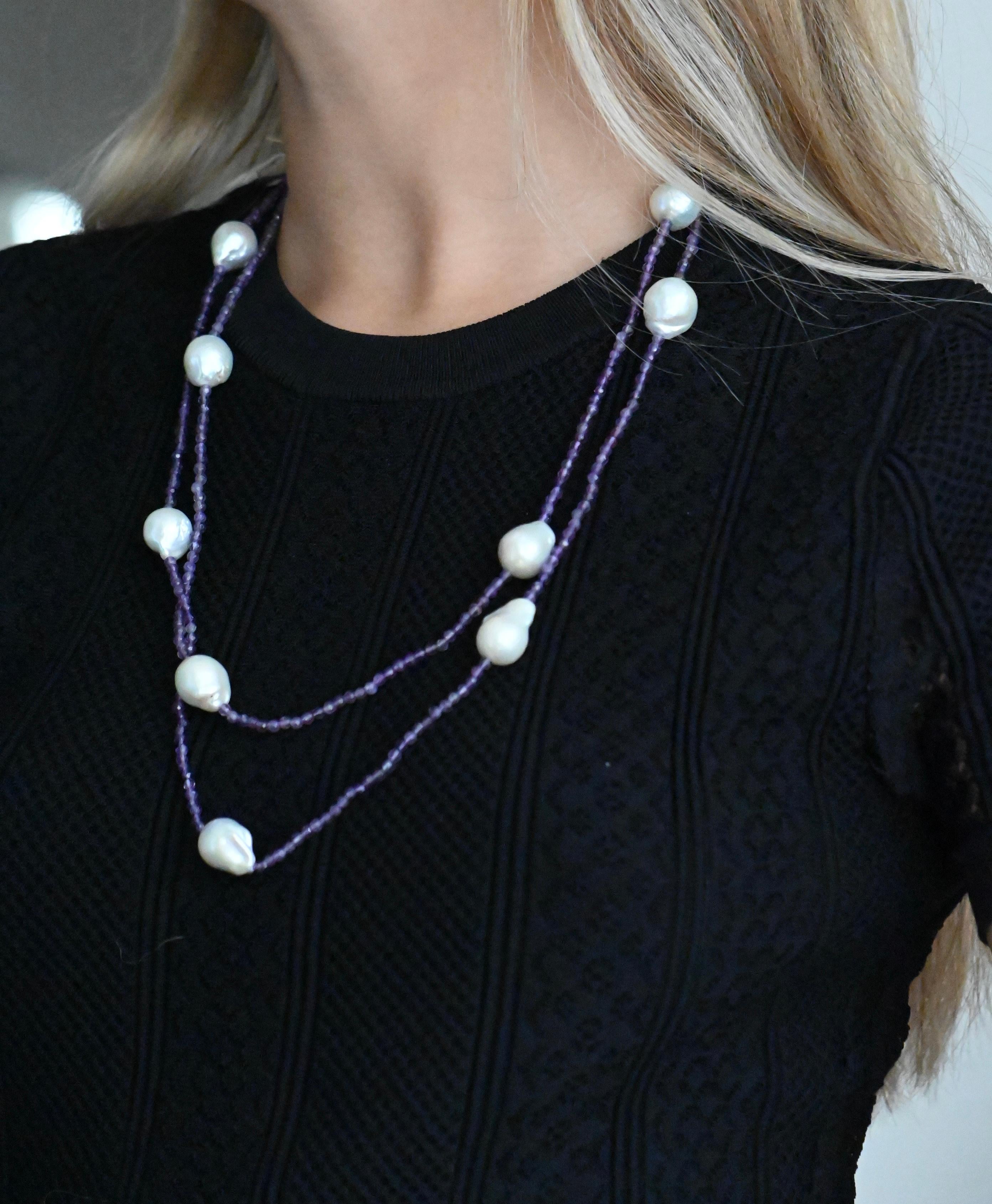 Questa splendida collana presenta 12 perle d'acqua dolce e una moltitudine di perle di ametista, che offrono un'eleganza naturale e un tocco di colore vibrante. Le perle perlate sono grezze e non tagliate, il che aggiunge autenticità e una