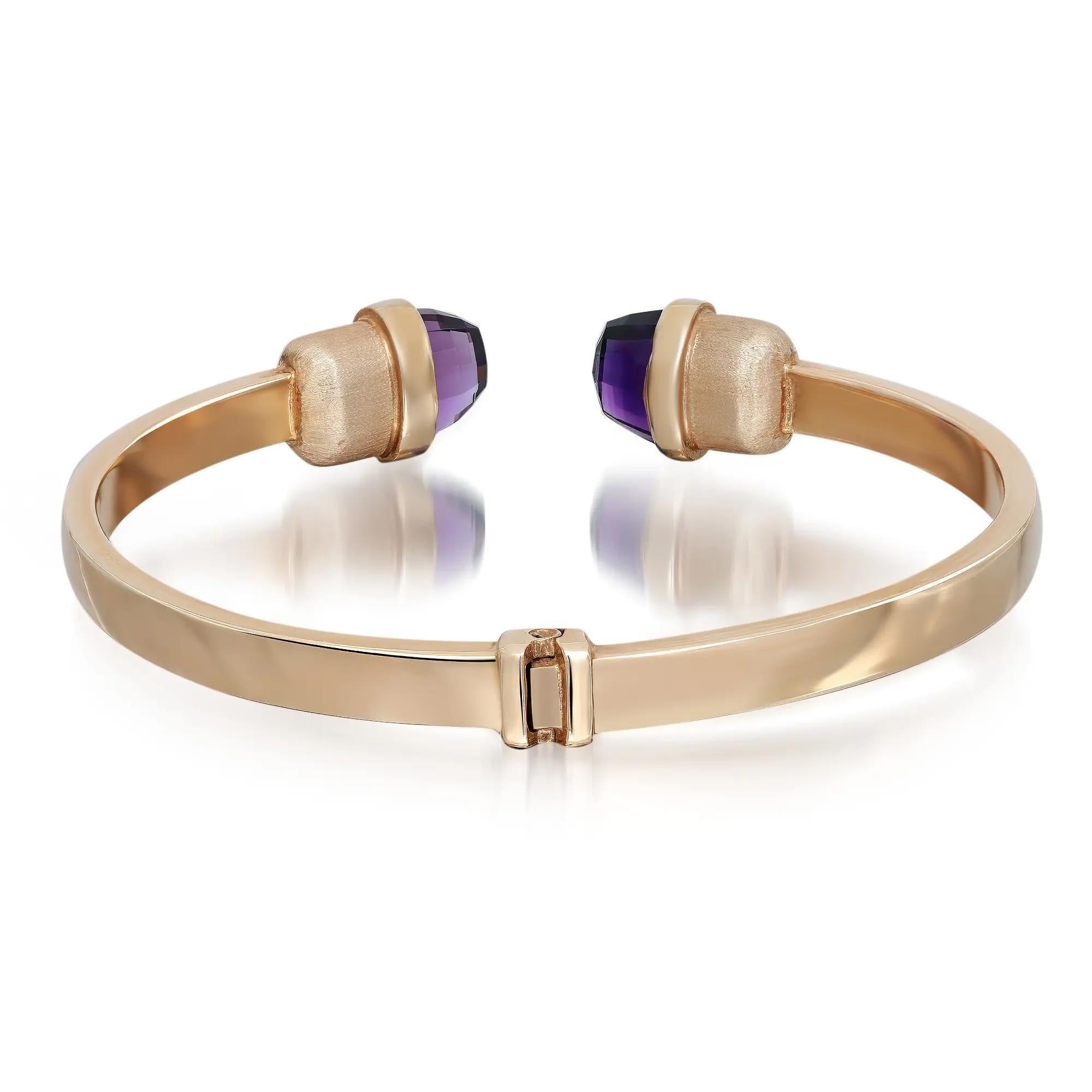 Dieser atemberaubende Armreif mit offener Manschette ist aus 14k Gelbgold gefertigt. Dieses Armband besteht aus zwei lilafarbenen Briolette-Amethysten, die an beiden Enden mit zwei diamantförmigen Glassteinen in Lünettenfassung besetzt sind. Passt