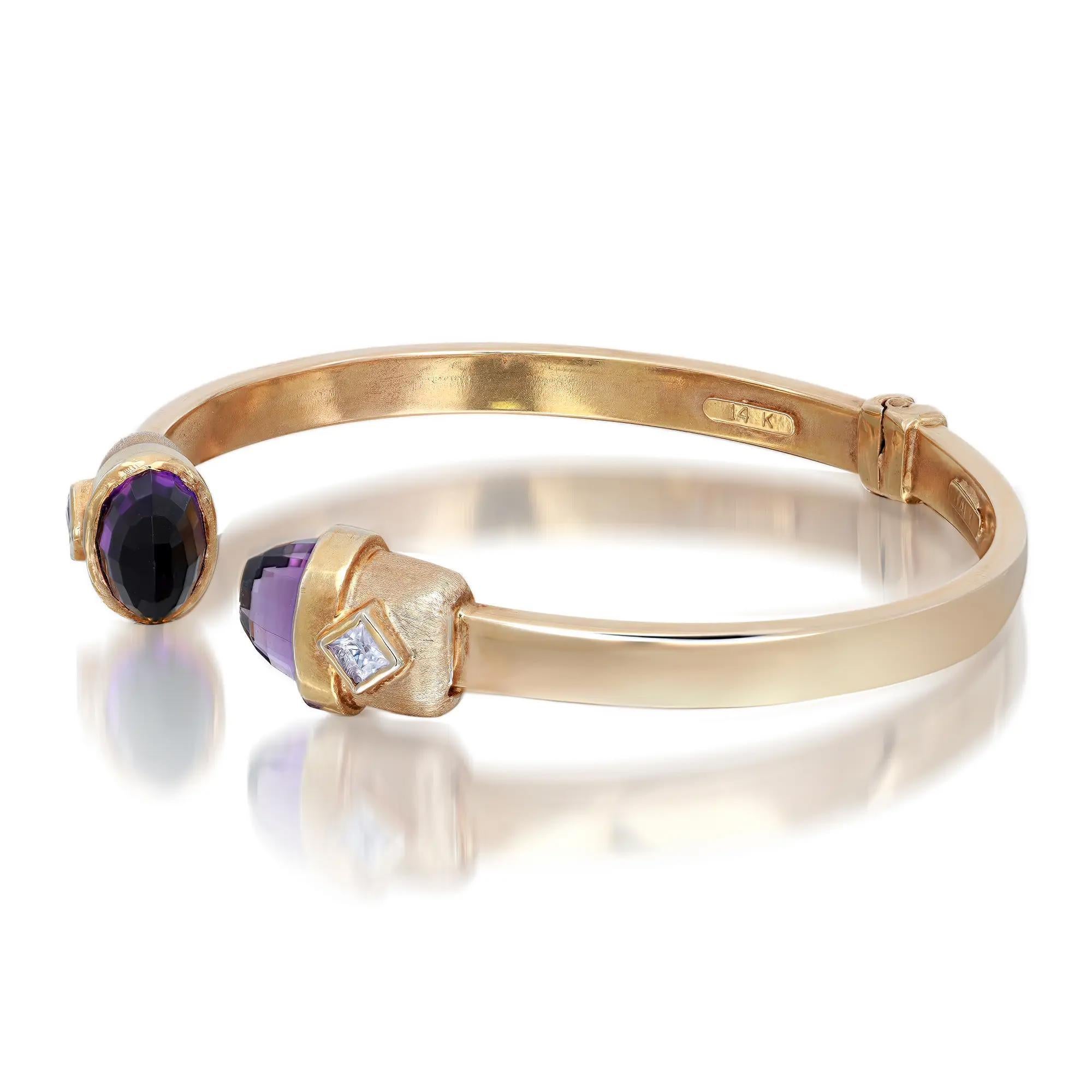 Offenes Manschettenarmband aus 14 Karat Gelbgold mit Amethyst und Glasdiamanten (Rundschliff) im Angebot