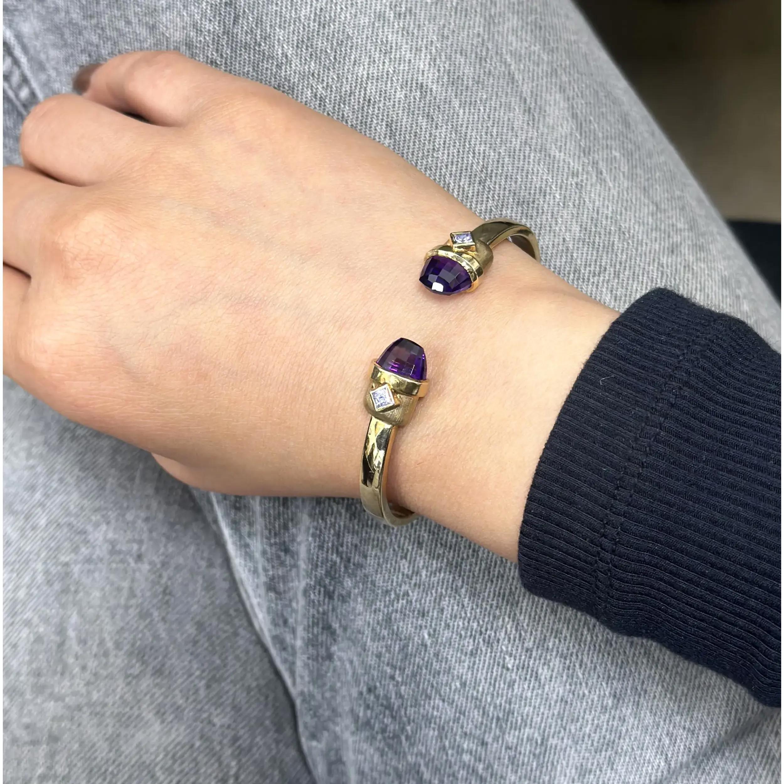 Offenes Manschettenarmband aus 14 Karat Gelbgold mit Amethyst und Glasdiamanten im Zustand „Hervorragend“ im Angebot in New York, NY