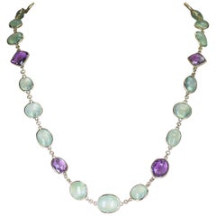 Feine Halskette aus 18 Karat Gelbgold mit Amethyst und grünem Prehnit im Doppel-Cabochon