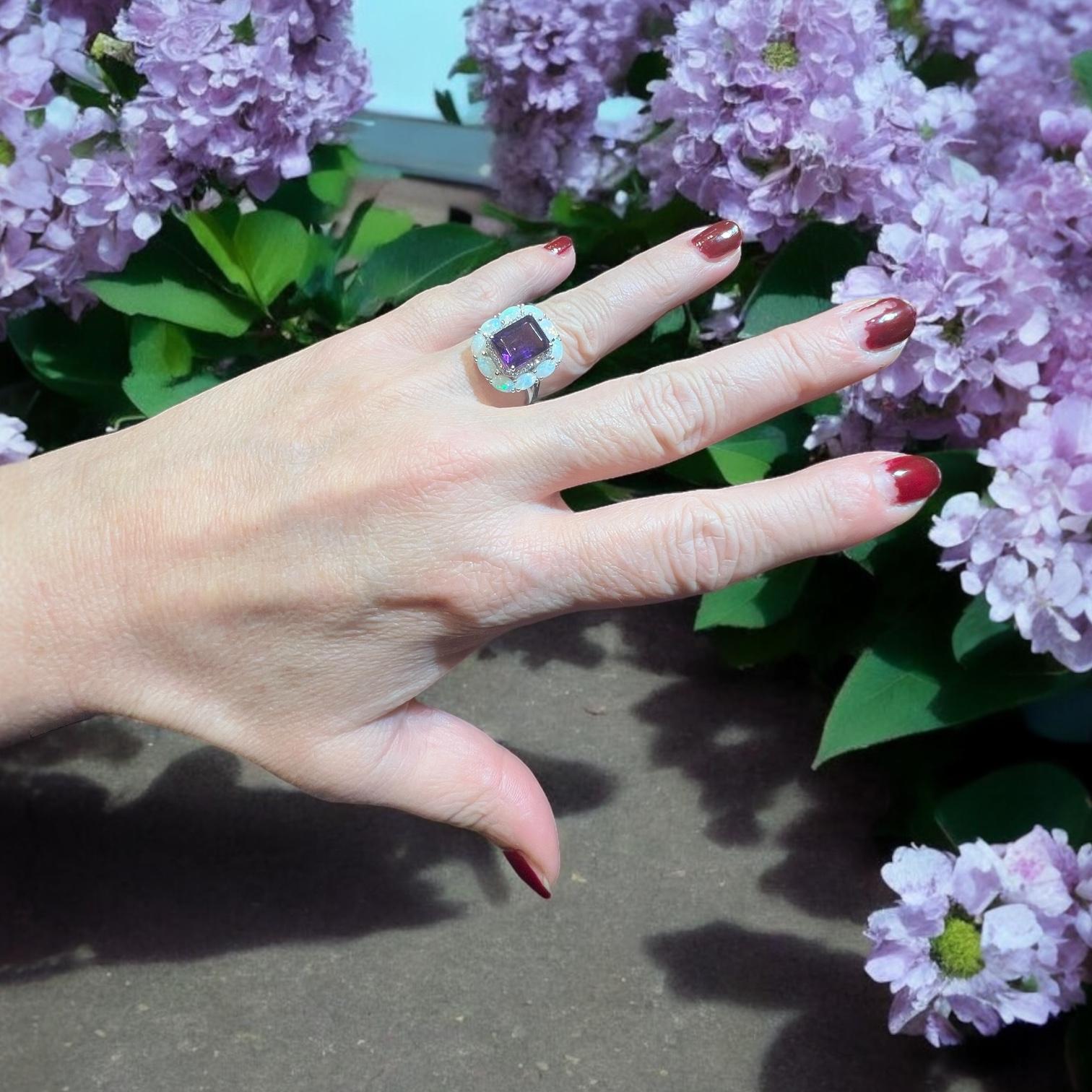 magnífico anillo de oro blanco de 18 quilates engastado en su centro con una amatista de aproximadamente 2 quilates,
de un púrpura intenso y sostenido, en toda la piedra, que es rectangular y facetada,
rodeado de un pequeño pavimento de