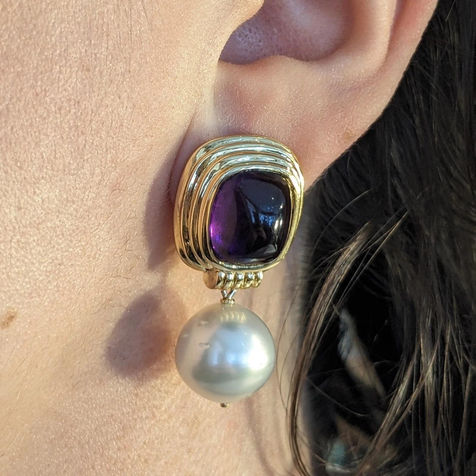 Cabochon Orecchini pendenti con ametista e perla in oro giallo 18 carati in vendita