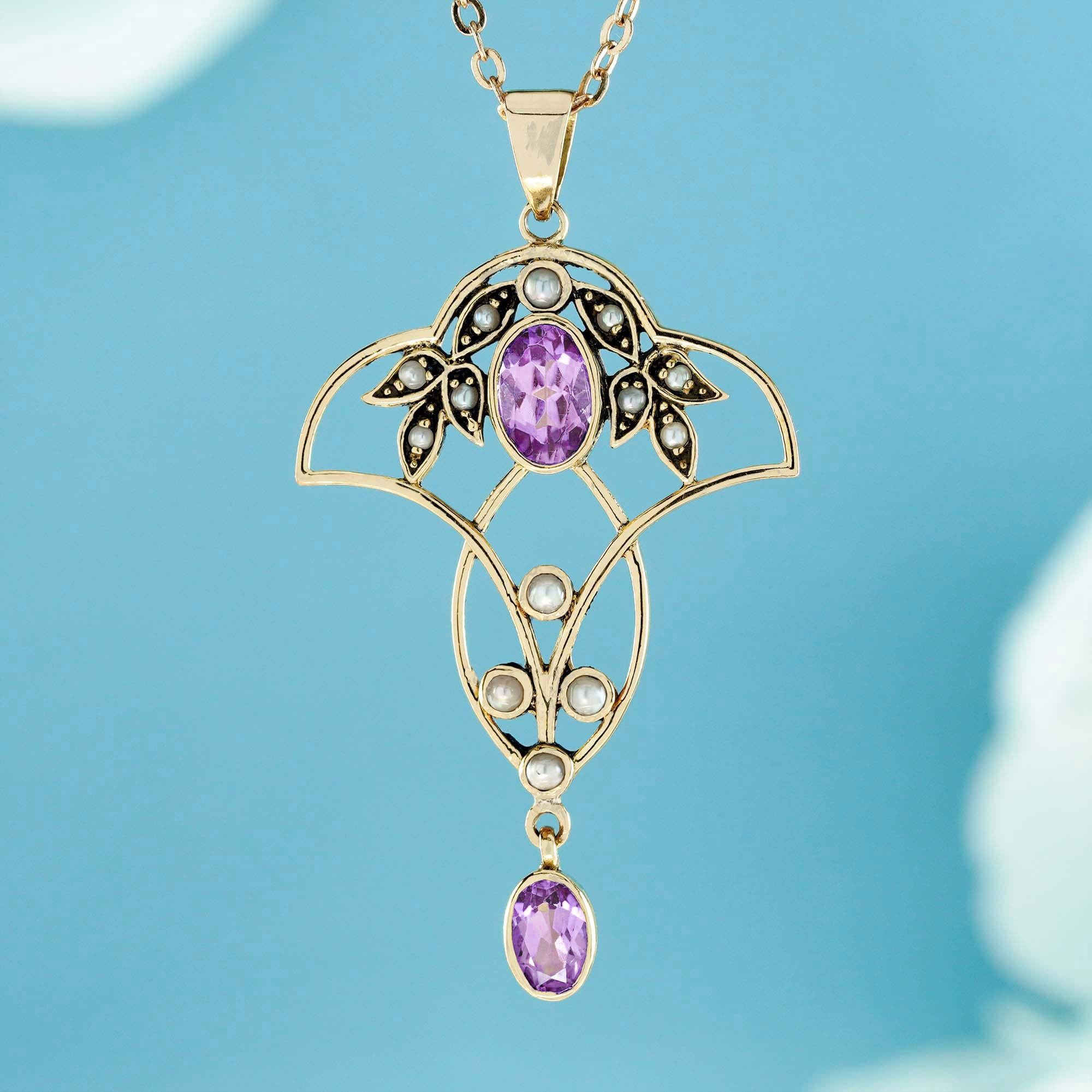 Célébrez votre passion intérieure avec notre pendentif vintage en filigrane de style victorien en or massif 9 carats, orné d'améthystes naturelles et de perles. Cette pièce exquise présente une riche améthyste naturelle de couleur rose-violet