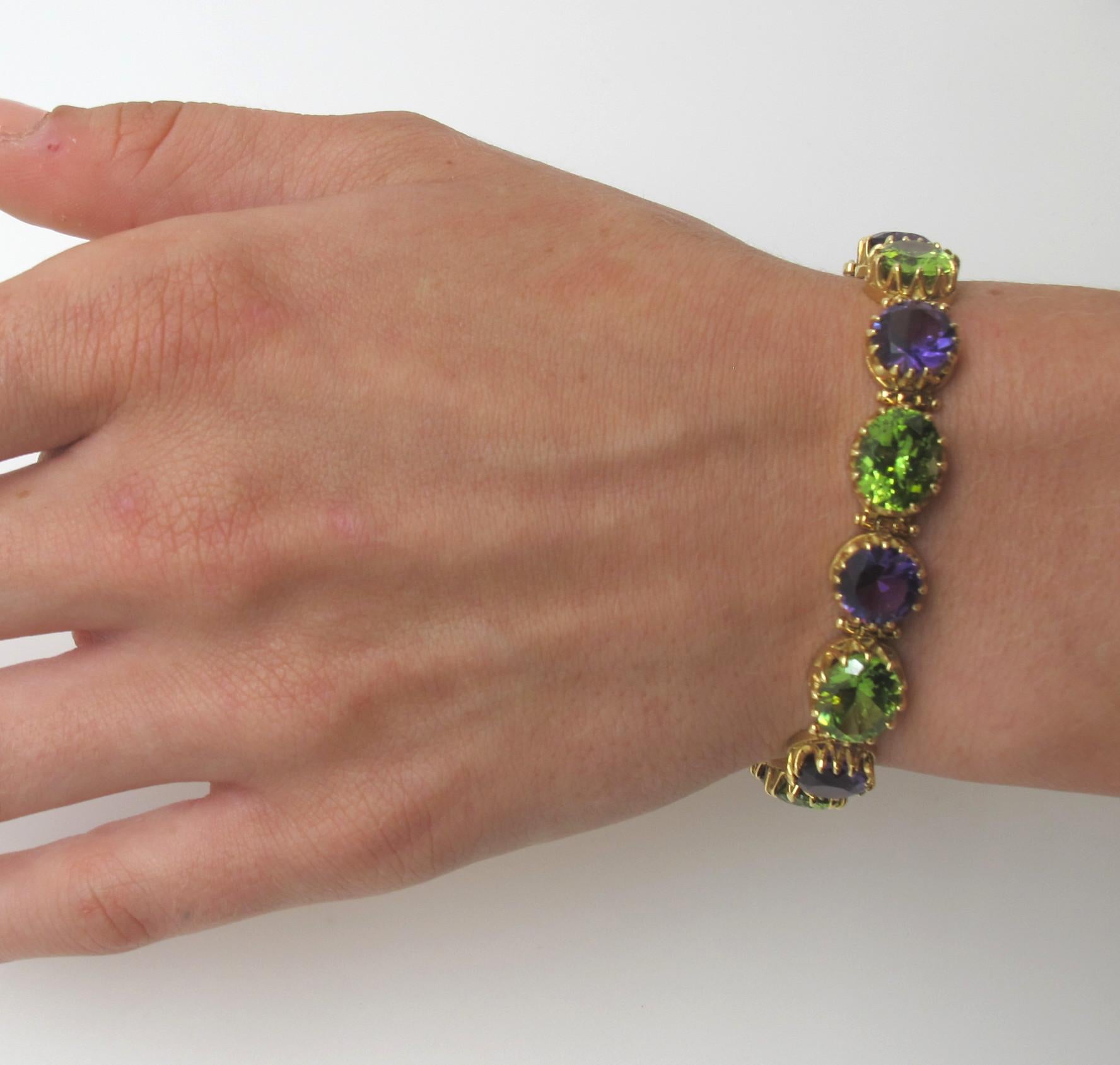 Women's Peridot and Amethyst Tennis Bracelet in Yellow Gold, 33 Carats Total For Sale