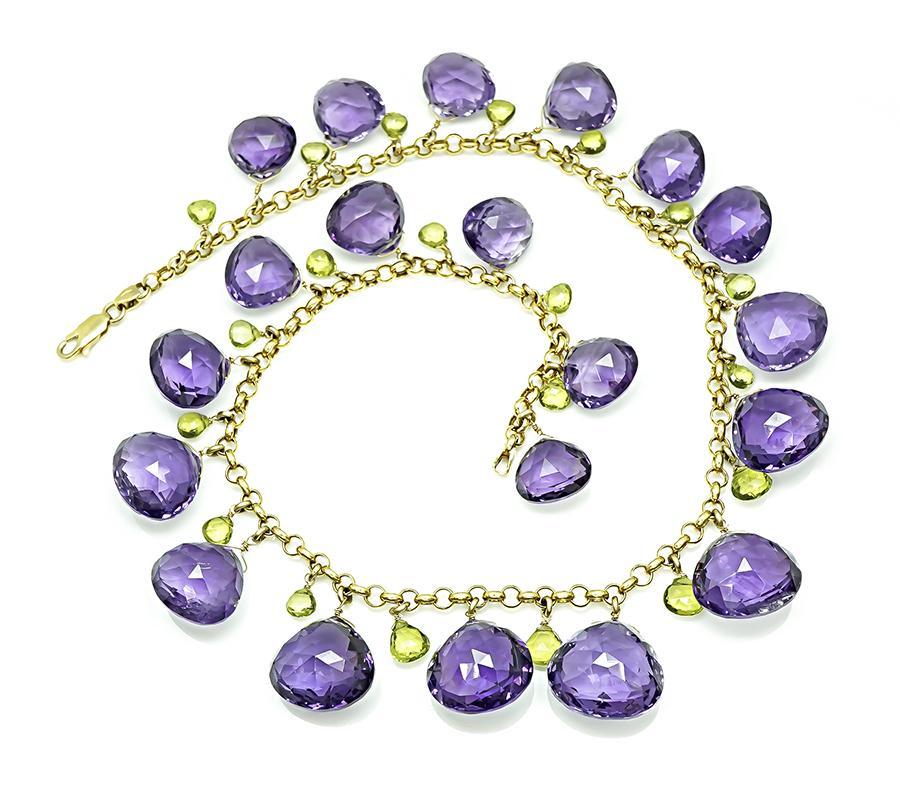 Dies ist eine elegante Halskette aus 18 Karat Gelbgold. Die Halskette ist mit schönen birnenförmigen Amethysten und Peridots besetzt. Die Halskette ist 15 1/2 Zoll lang und wiegt 69,8 Gramm. Die Halskette ist mit 750 gestempelt.