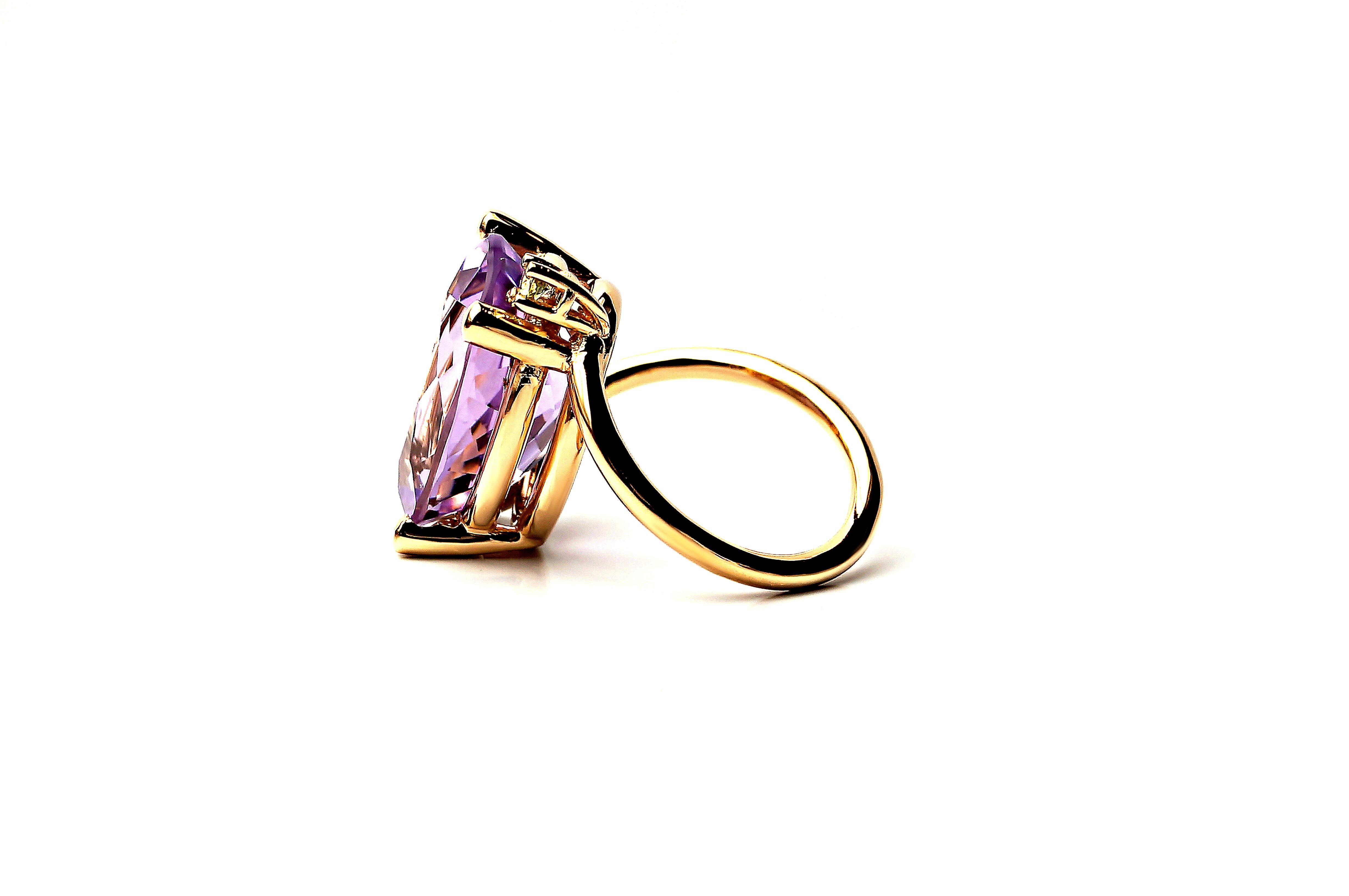 Taglio ovale Anello in oro rosa con ametista e peridoto di Alexander Leyser in vendita