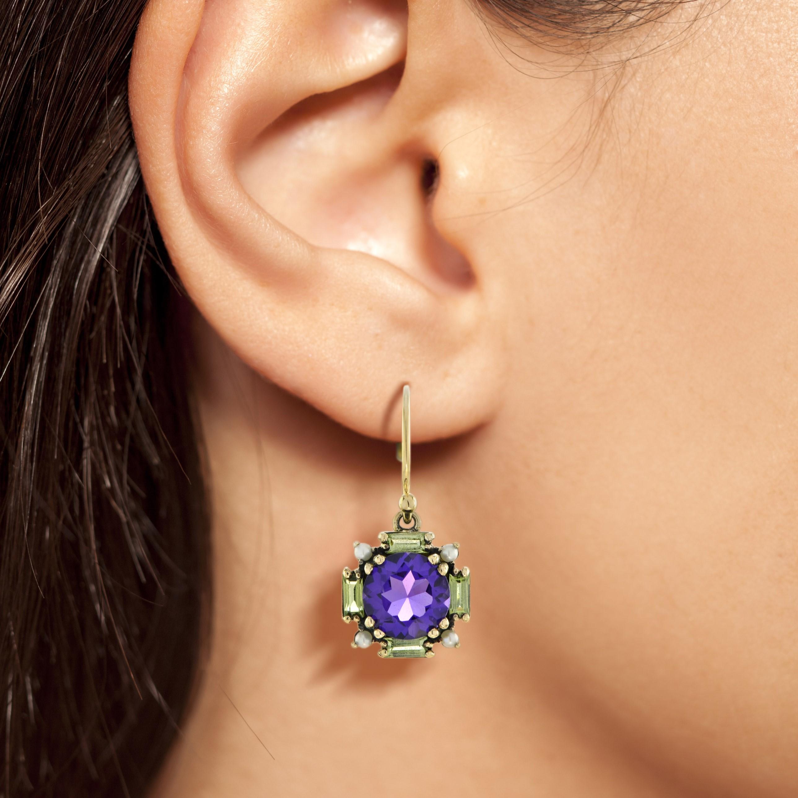 Amethyst and Peridot Vintage Style Dangle Earrings in 9k Yellow Gold In New Condition For Sale In Bangkok, TH