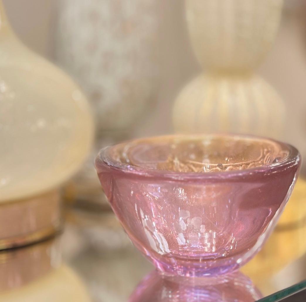 Italiano Ciotola in vetro di Murano rosa e ametista con Avventurina in vendita