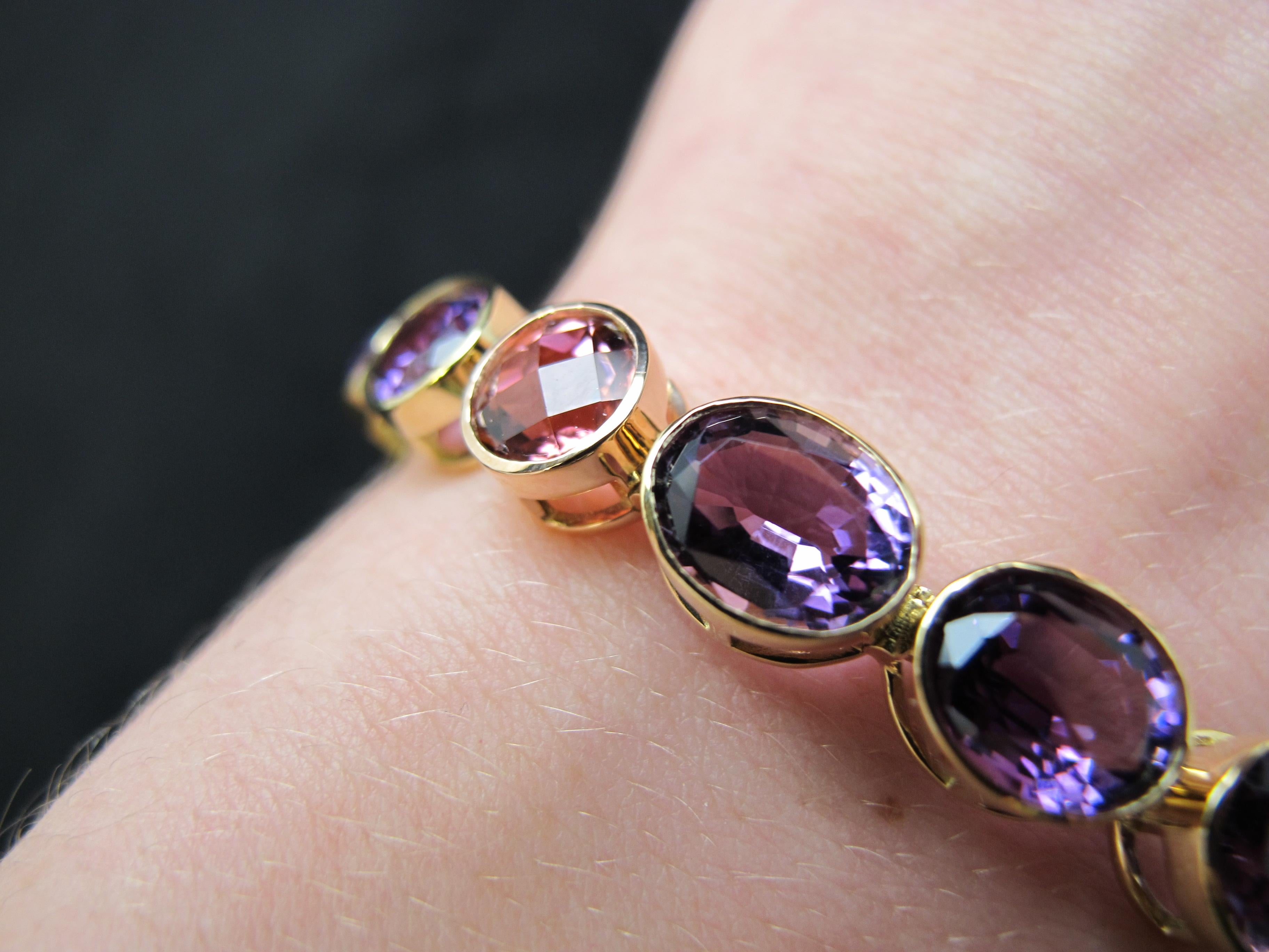 Bracelet tennis en or jaune et rose serti d'améthystes et de tourmalines roses en vente 9