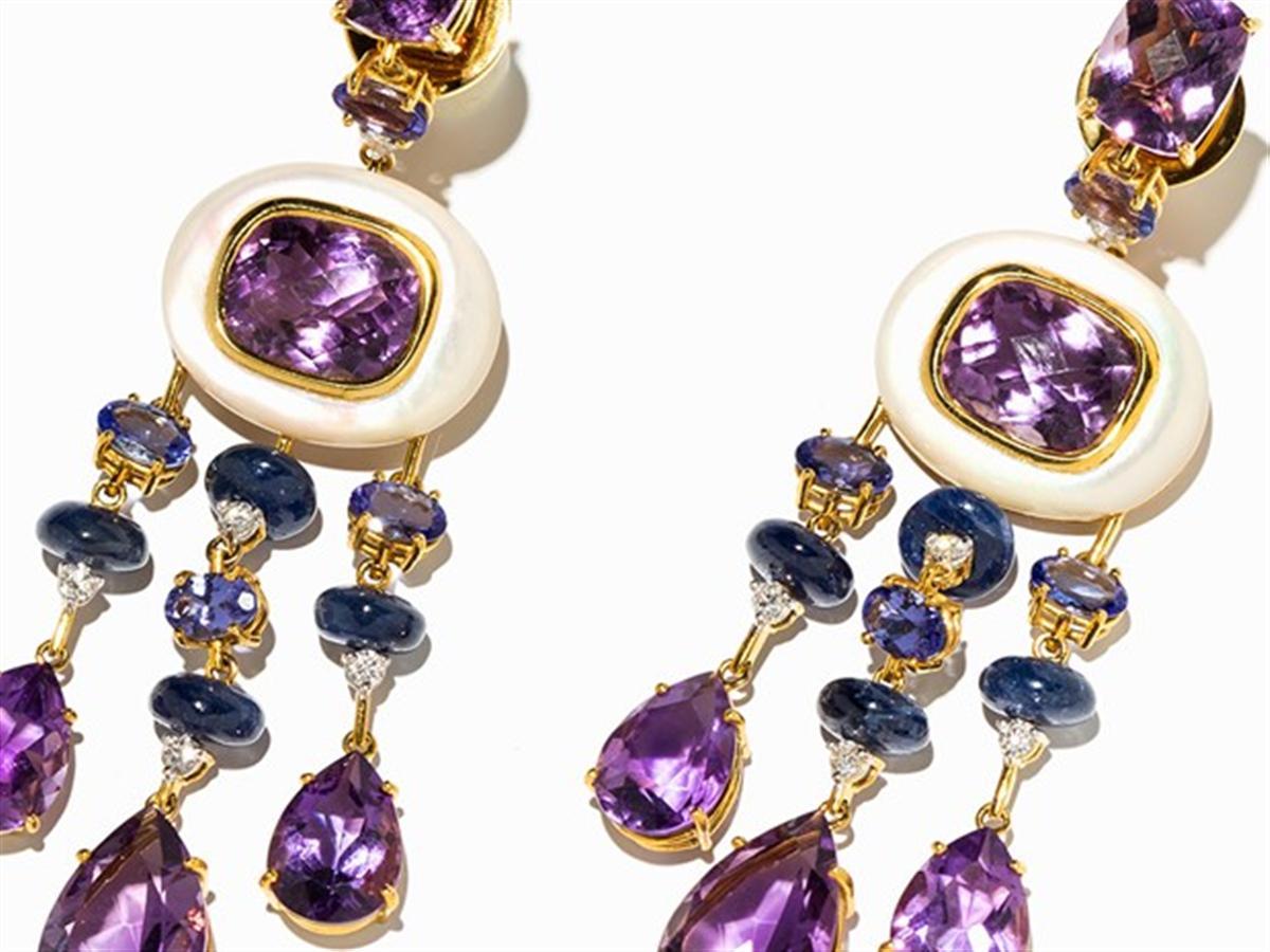 delineation
- 18 carat yellow gold
- Italy, around 2010
- Marked with the fineness on the plugs
- Pair of earrings, decorated with mother-of-pearl, 8 disc-shaped sapphires with a total weight of approx. 15.56 ct., 8 oval tanzanites with a total