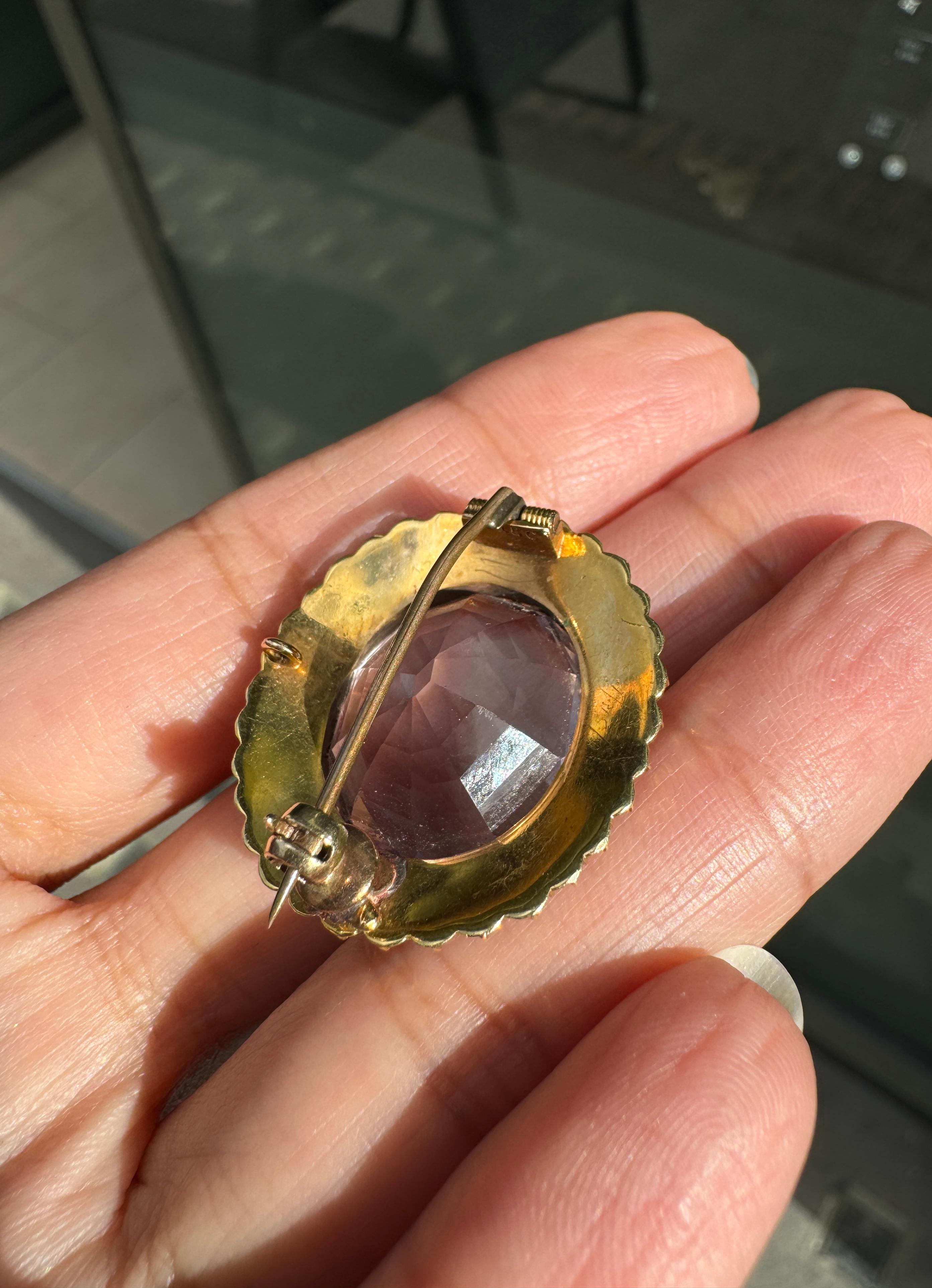 Spilla a grappolo ovale in oro giallo 15 carati con ametista e perle di mare in vendita 1