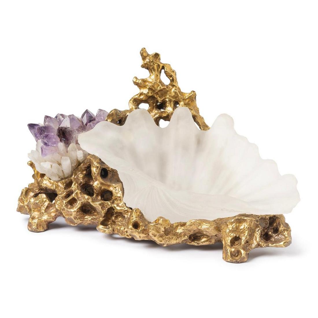 Scultura Ametista e Conchiglia con struttura base in
in ottone massiccio con guscio di vetro smerigliato e ametista
pietra e bastoncini di cristallo bianco.
