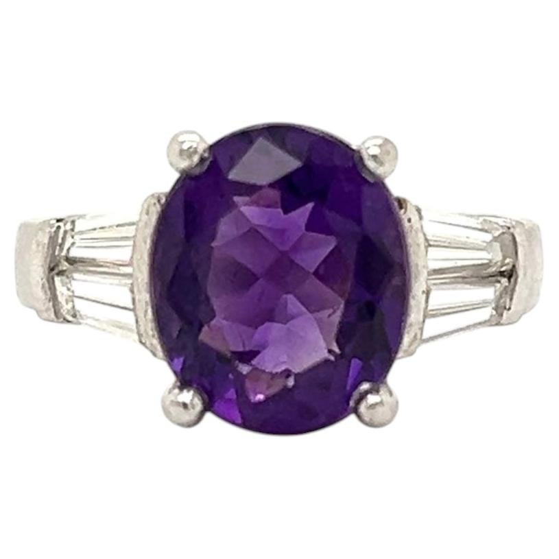 Cocktailring aus Platin mit Amethyst und konischem Baguette-Diamant. im Angebot