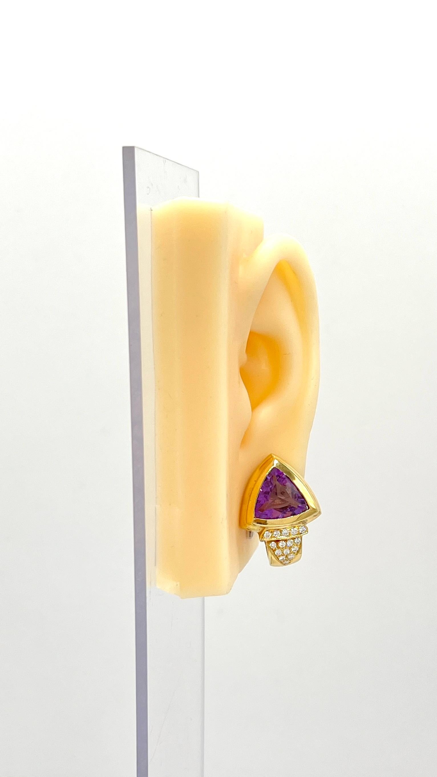 Magnifiques trillions d'améthyste avec 1,00 ct. de diamants blancs ronds de bonne qualité.  Fabriqué à la main en or jaune 18k.  Repousser avec le réglage du levier.