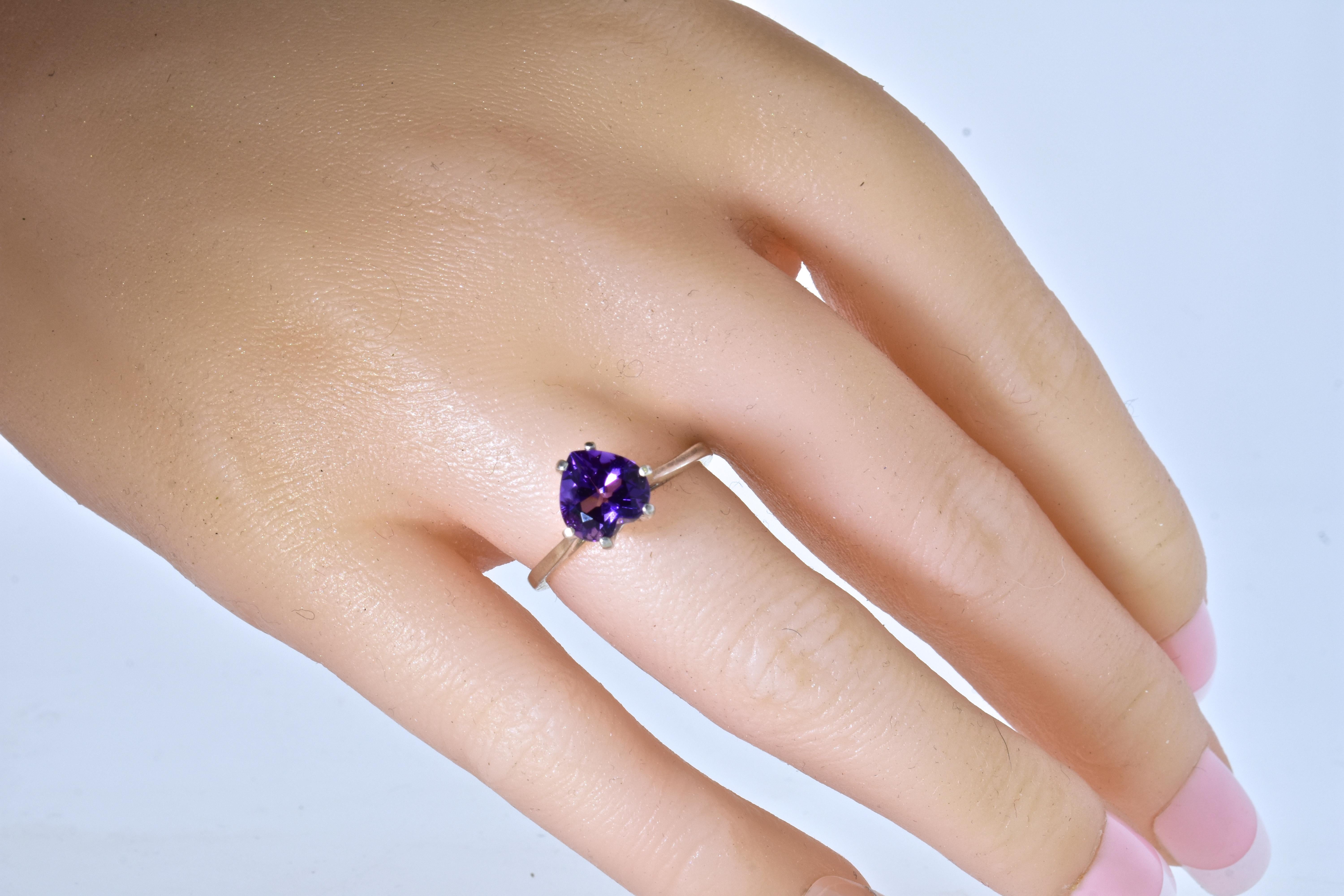 Anello contemporaneo in oro bianco con al centro un'ametista naturale del peso stimato di 2,0 carati.  Questa pietra è di un viola vibrante e vivace, senza sfumature.  È incastonato in un anello d'oro bianco finemente realizzato.  Questo anello è