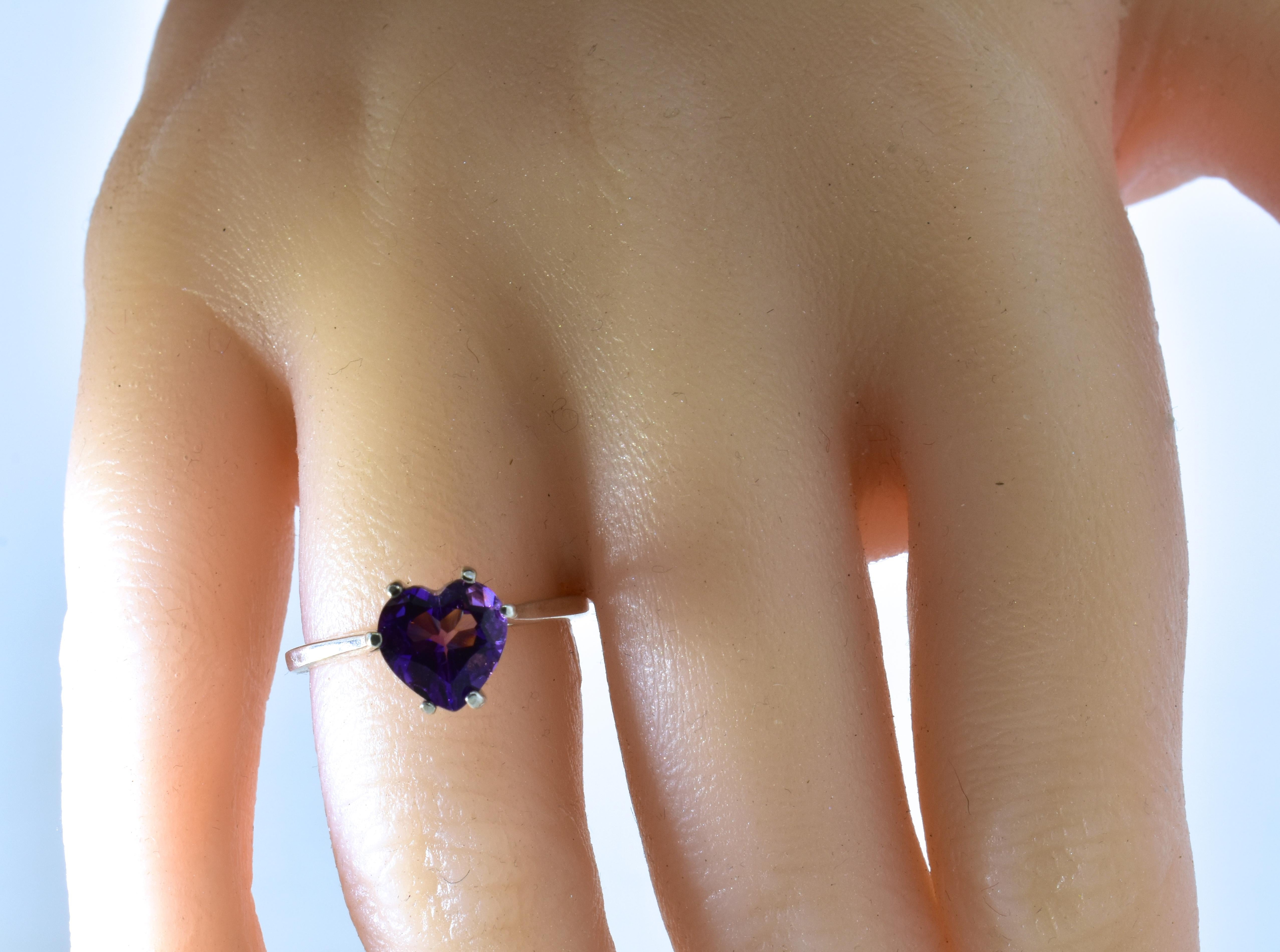 Contemporaneo Anello in ametista e oro bianco con al centro una bella ametista viola vivida a forma di cuore in vendita