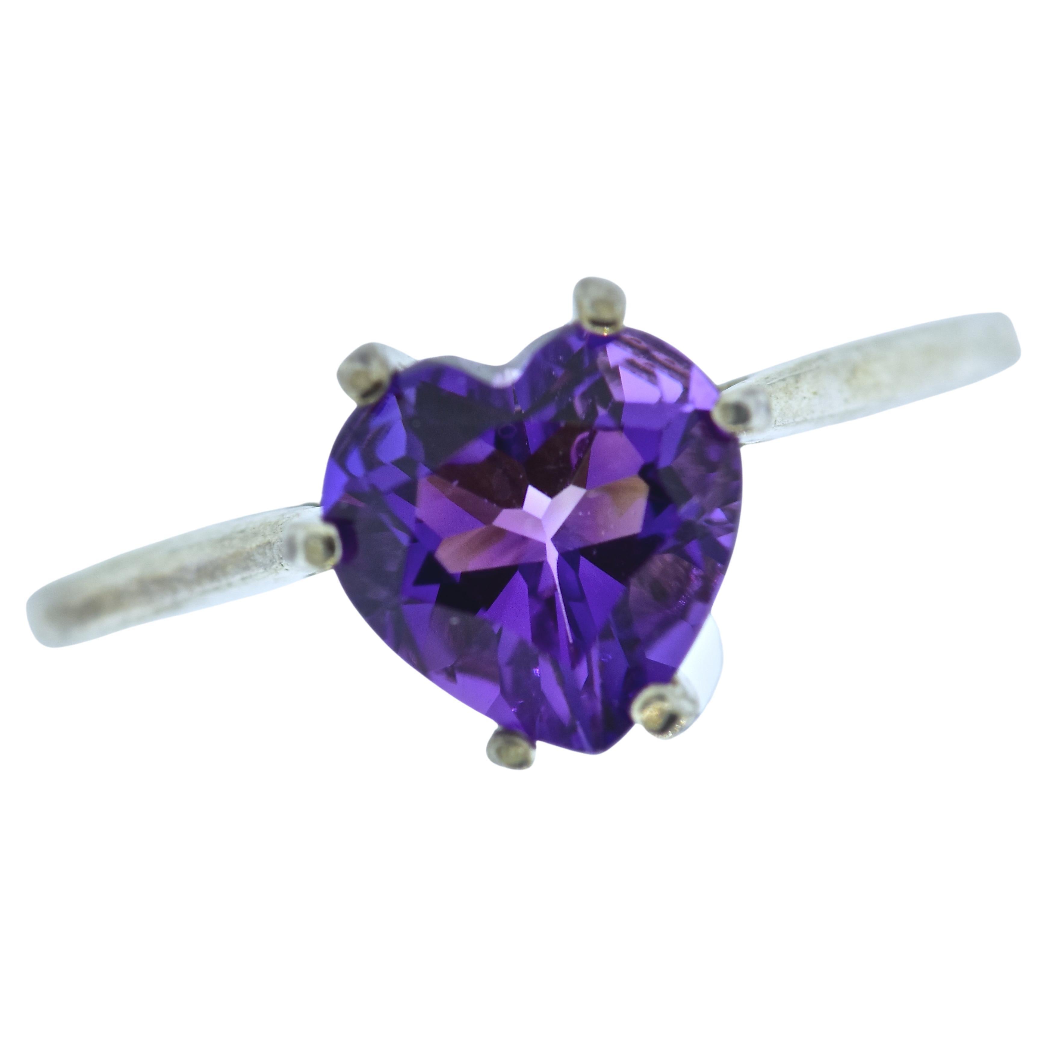 Cuore Anello in ametista e oro bianco con al centro una bella ametista viola vivida a forma di cuore in vendita